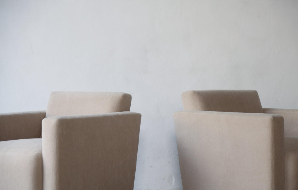 https://a.1stdibscdn.com/a-pair-of-angular-armchairs-upholstered-in-pure-alpaca-for-sale-picture-4/f_22593/f_489582321771944391566/Low_Cube_Club_Ivory_M_12_23_1_master.jpg