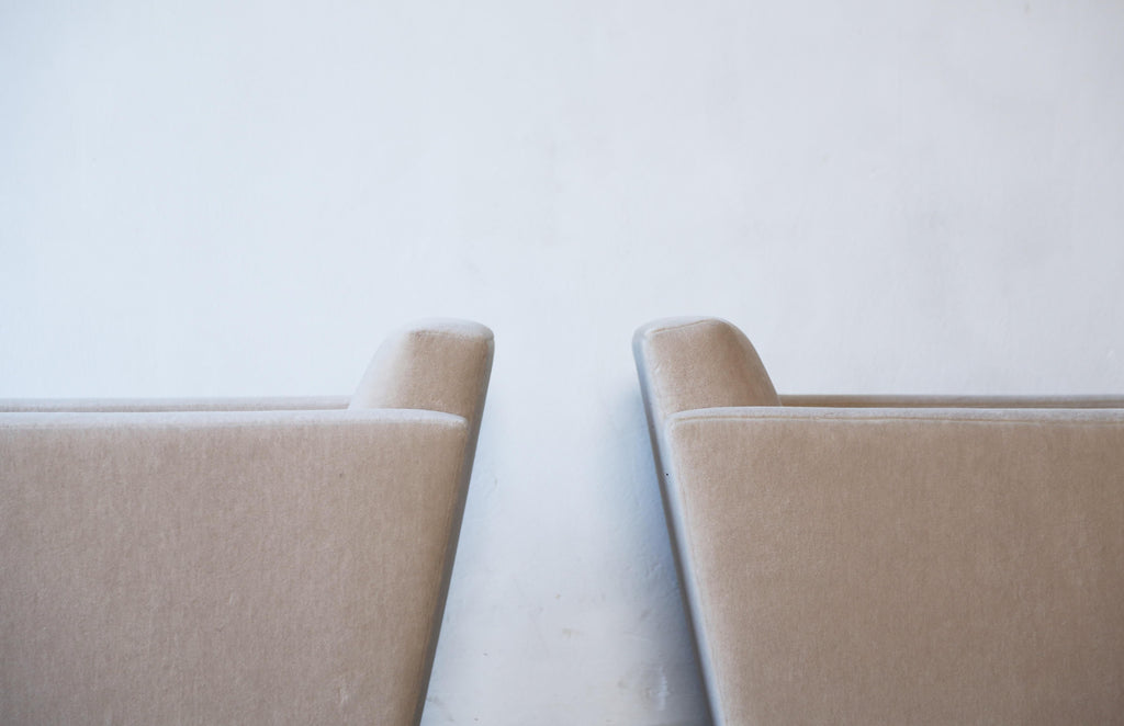 https://a.1stdibscdn.com/a-pair-of-angular-armchairs-upholstered-in-pure-alpaca-for-sale-picture-10/f_22593/f_489582321771944395743/Low_Cube_Club_Ivory_M_12_23_4_master.jpg