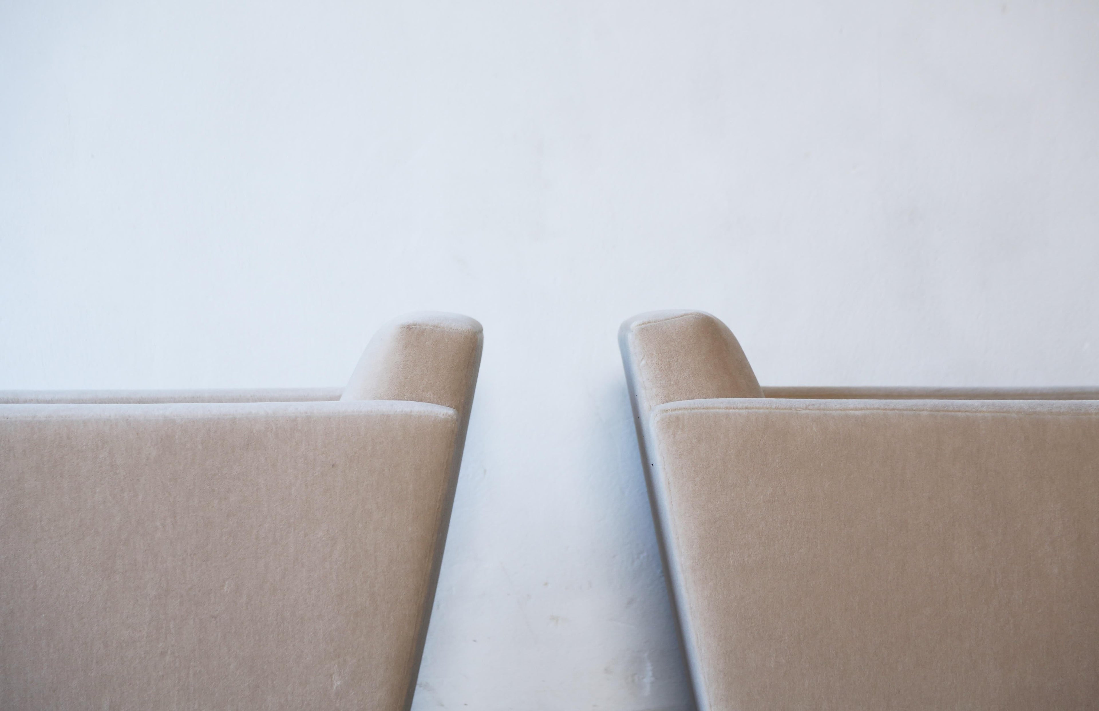 https://a.1stdibscdn.com/a-pair-of-angular-armchairs-upholstered-in-pure-alpaca-for-sale-picture-10/f_22593/f_489582321771944395743/Low_Cube_Club_Ivory_M_12_23_4_master.jpg