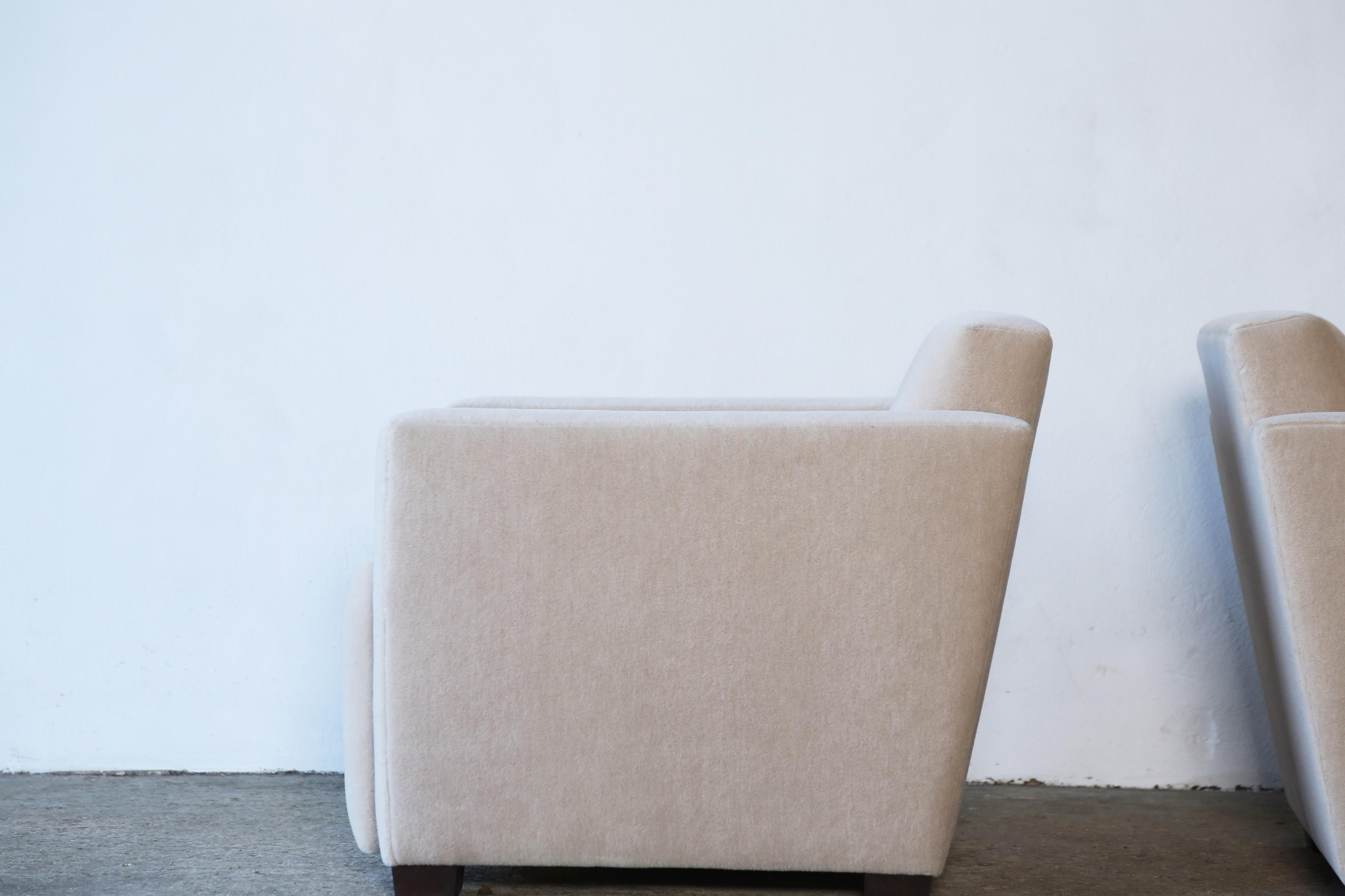 https://a.1stdibscdn.com/a-pair-of-angular-armchairs-upholstered-in-pure-alpaca-for-sale-picture-9/f_22593/f_489582321771944394900/Low_Cube_Club_Ivory_M_12_23_5_master.jpg