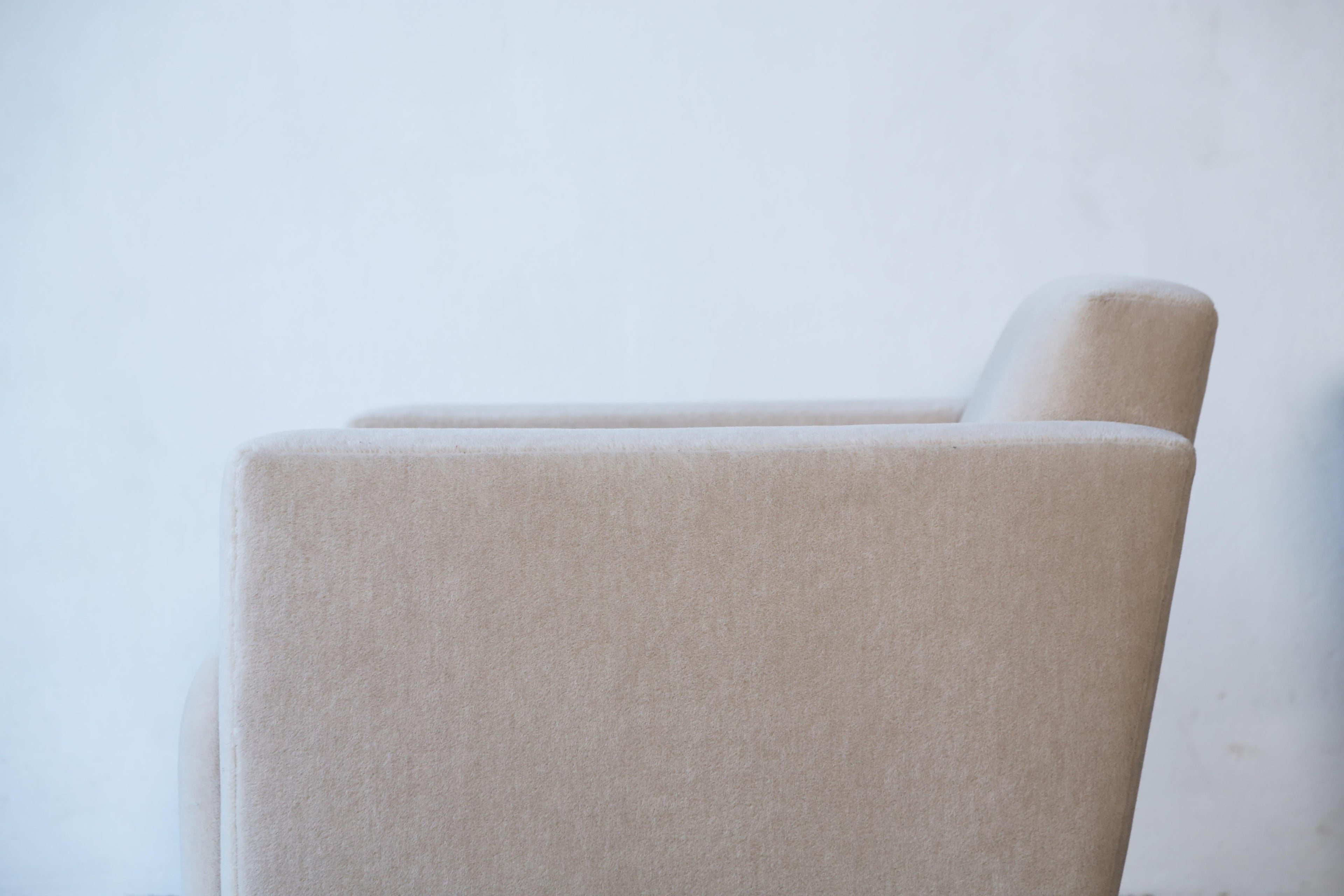 https://a.1stdibscdn.com/a-pair-of-angular-armchairs-upholstered-in-pure-alpaca-for-sale-picture-8/f_22593/f_489582321771944394113/Low_Cube_Club_Ivory_M_12_23_6_master.jpg