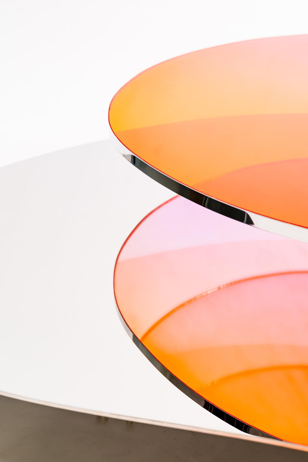 https://a.1stdibscdn.com/two-tier-sculptural-dichroic-glass-coffee-table-by-oda-lik-studio-for-sale-picture-6/f_12192/f_492615421773750201617/Low_Table_LT01_05_master.jpg