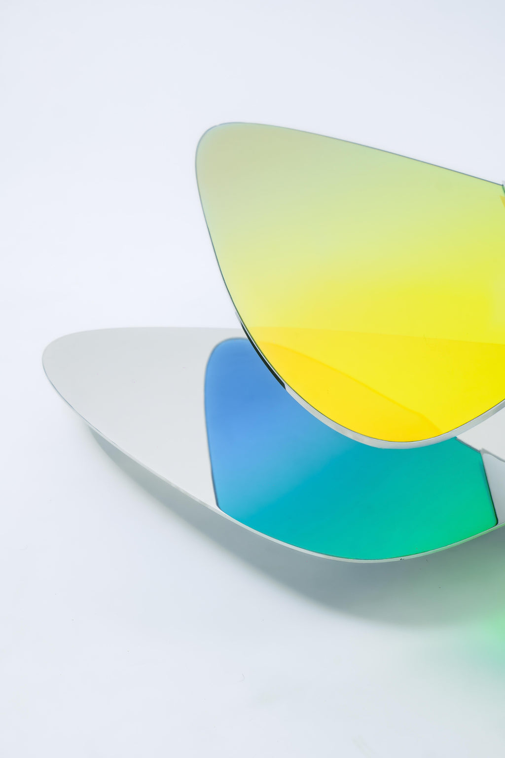 https://a.1stdibscdn.com/sculptural-dichroic-glass-coffee-table-by-oda-lik-studio-for-sale-picture-8/f_12192/f_492623421773752644062/Low_Table_LT02_07_master.jpg