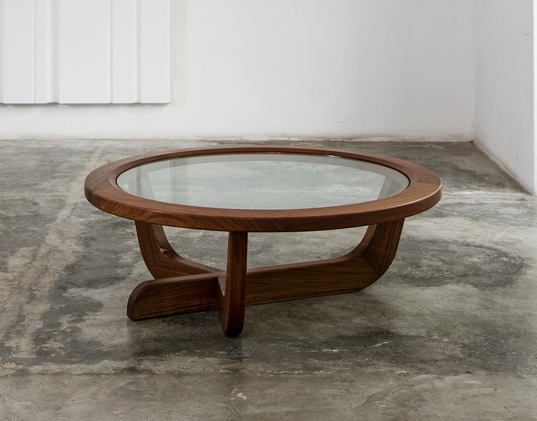 https://a.1stdibscdn.com/clara-porset-modernist-cp003-coffee-table-in-walnut-and-glass-by-luteca-for-sale-picture-3/f_34063/f_135740321550171350409/Luteca_CP_Coffee_Table_LP_cropped_master.jpg