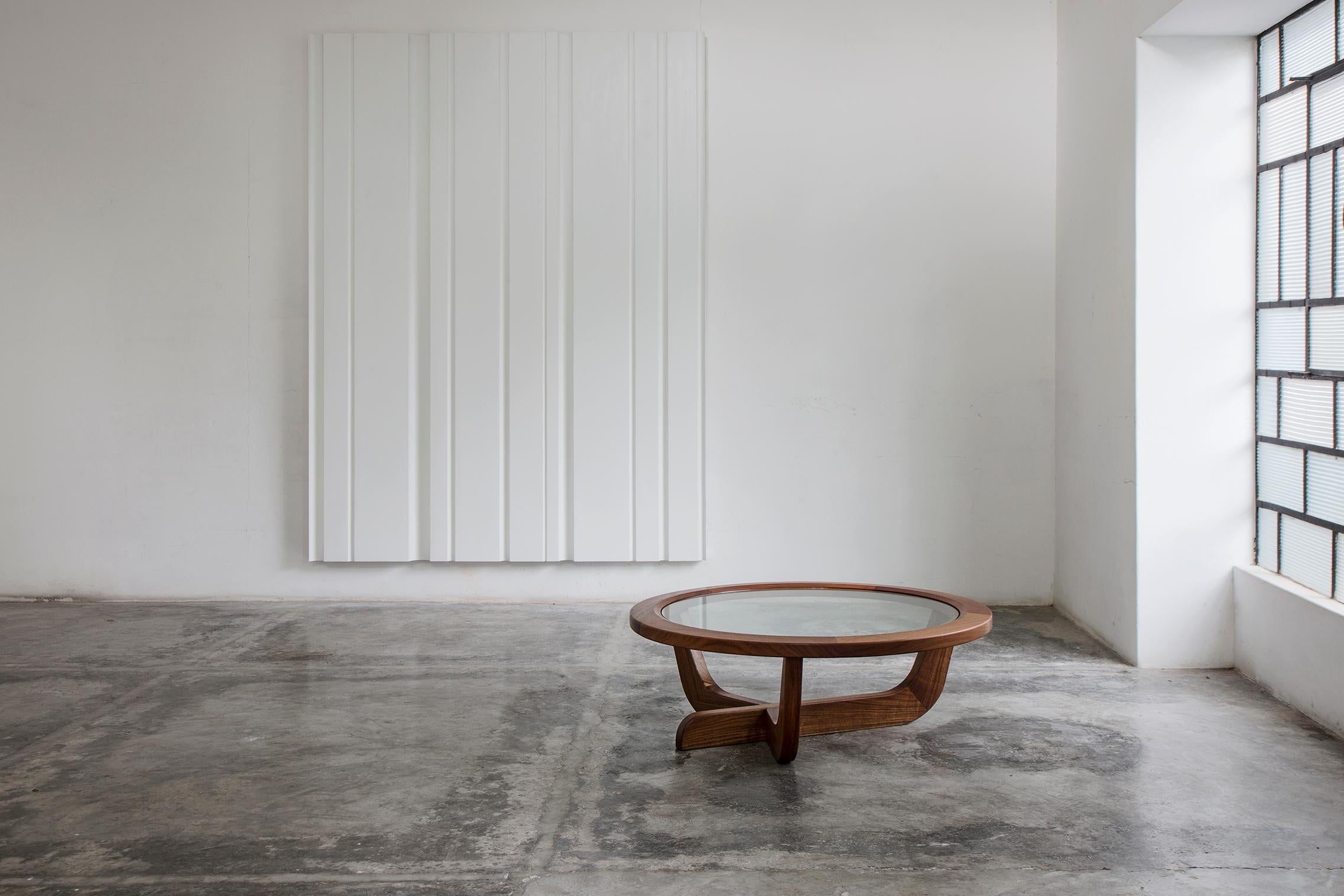 https://a.1stdibscdn.com/clara-porset-modernist-cp003-coffee-table-in-walnut-and-glass-by-luteca-for-sale-picture-2/f_34063/f_135740321549401036725/Luteca_CP_Coffee_Table_Walnut_L_master.jpg