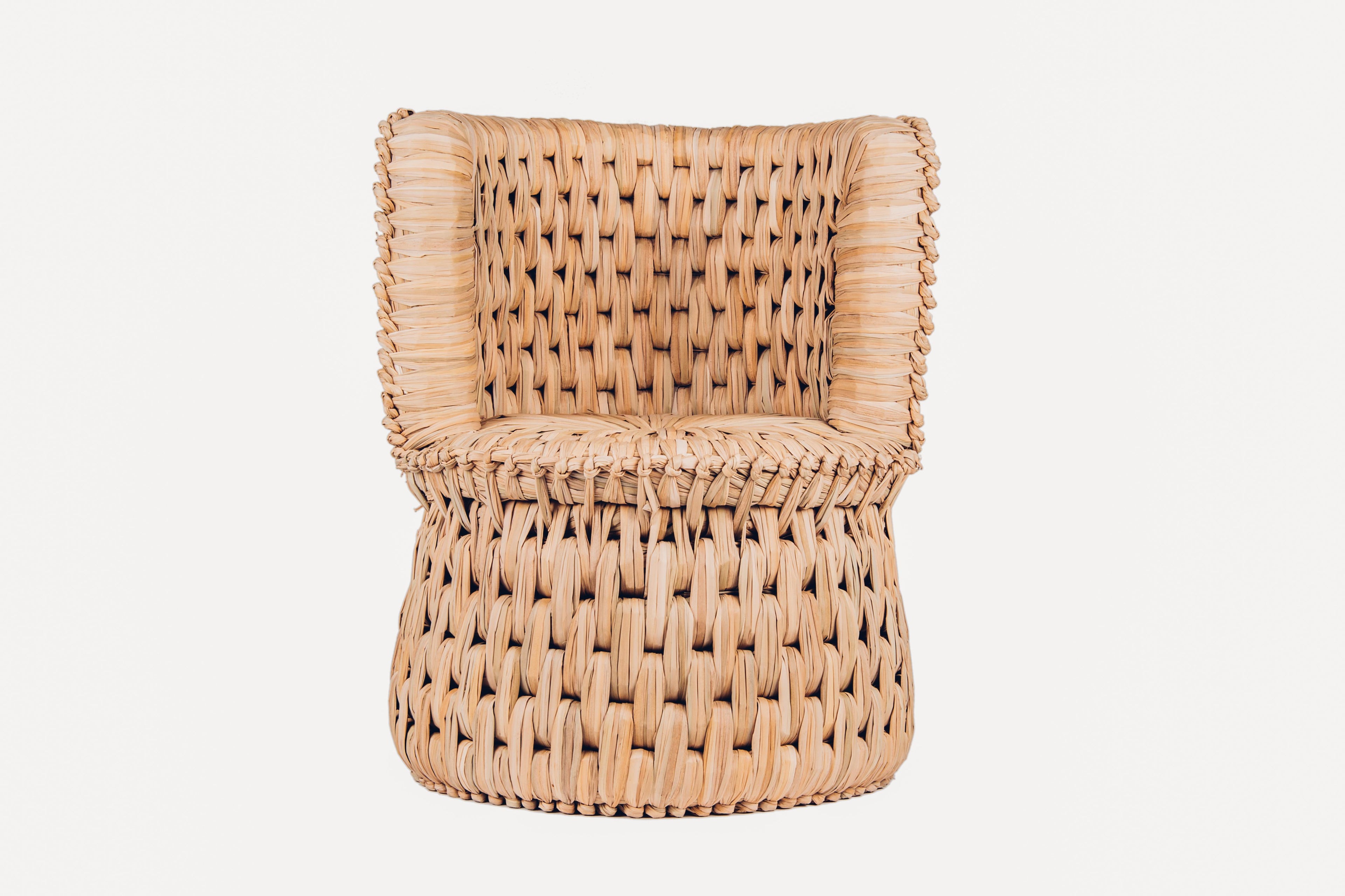 https://a.1stdibscdn.com/handwoven-tule-seagrass-natural-fiber-lounge-chair-by-luteca-made-in-mexico-for-sale-picture-2/f_34063/f_484097421768916059287/Luteca_Txt_03_Front_master.jpg