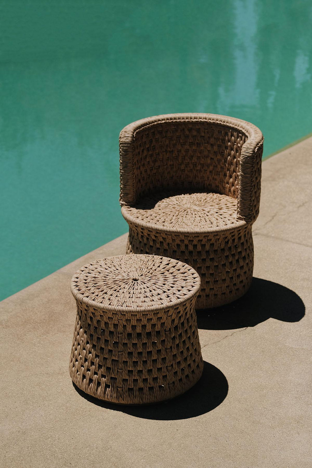 https://a.1stdibscdn.com/outdoor-woven-resin-small-stool-by-luteca-for-sale-picture-8/f_34063/f_467691821758628138793/Luteca_Woven_Outdoor_Twisted_Palm_Chair_and_Stool_L2_master.jpg