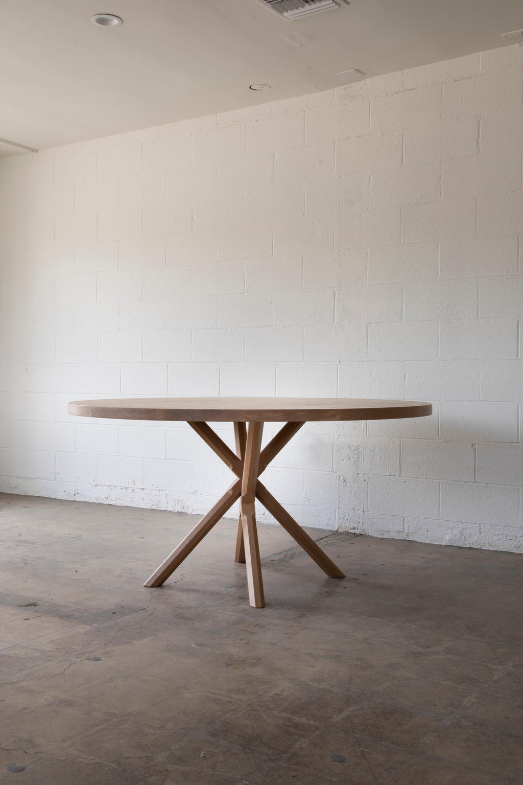 https://a.1stdibscdn.com/bond-round-dining-table-solid-oak-by-lynnea-jean-for-sale-picture-3/f_81152/f_327143021676069200039/LynneaJeanGyspyTable60_5_EDIT_master.jpg