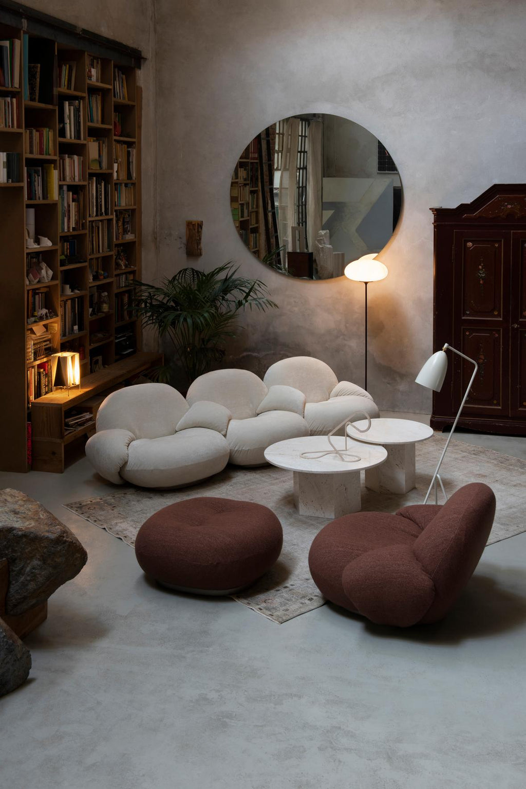 https://a.1stdibscdn.com/pierre-paulin-pacha-upholstered-ottoman-with-black-base-for-gubi-for-sale-picture-8/f_14472/f_460519221753720830885/M3580_Pacha_Ottoman_Pacha_Collection_by_Pierre_Paulin_Scatto2_DivanoBianco_Gubi_Dolomia_0_5_post_master.jpg