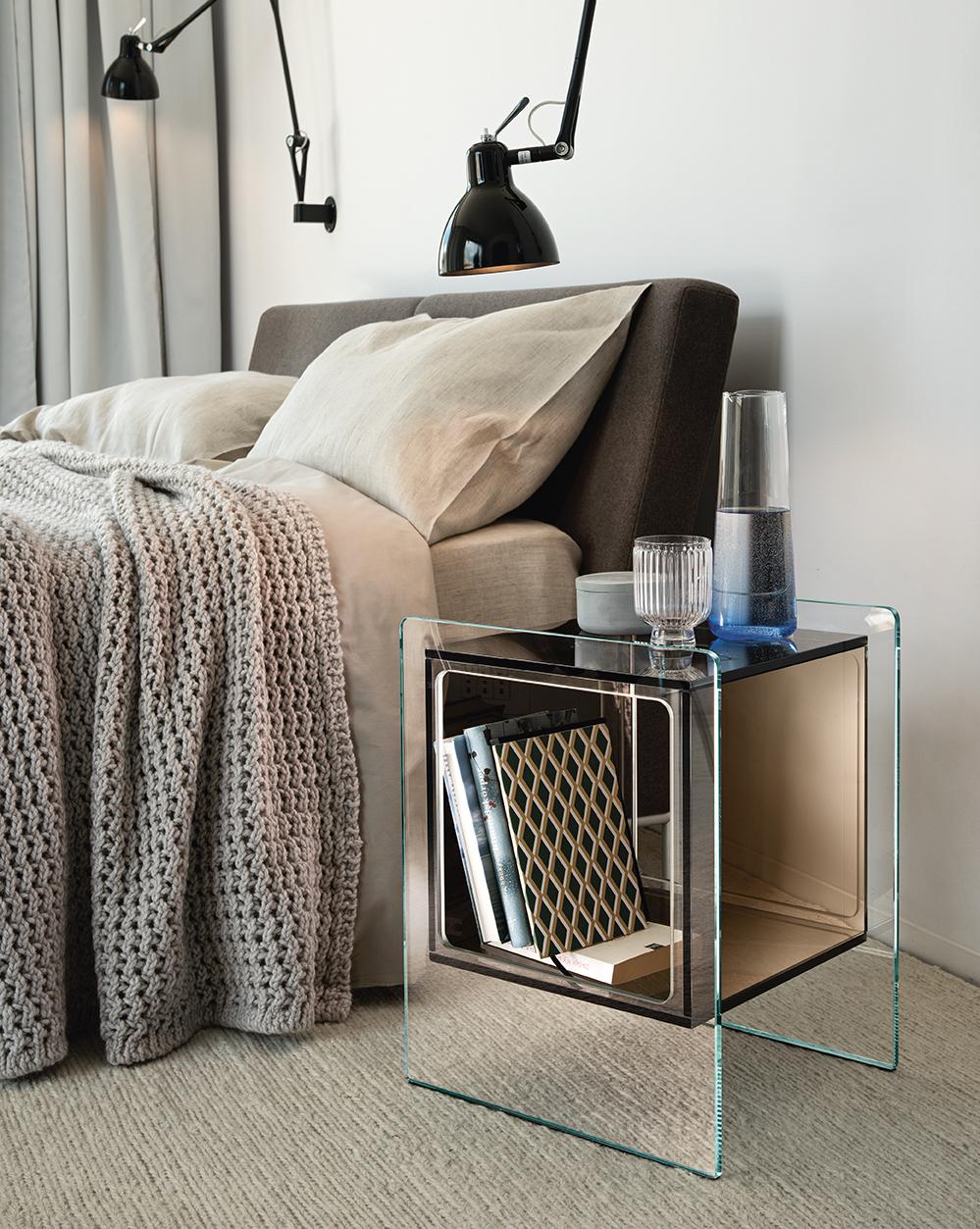 https://a.1stdibscdn.com/fiam-magique-cubo-mqc-3834-bedside-table-with-cube-in-glass-by-studio-klass-for-sale-picture-2/f_51642/f_188574721663176577922/MAGIQUE_CUBO_comodino_72dpi_master.jpg