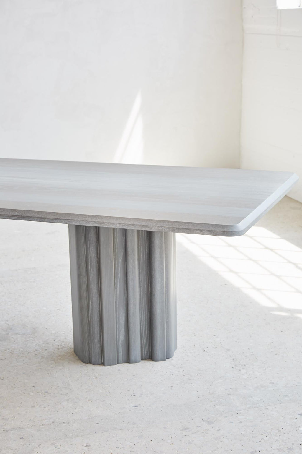 https://a.1stdibscdn.com/handcrafted-greige-oak-geomorph-dining-table-96l-mary-ratcliffe-studio-for-sale-picture-3/f_77712/f_349213621687559579169/MARY_RATCLIFFE_MAY_8TH_20230146_Web_master.jpg