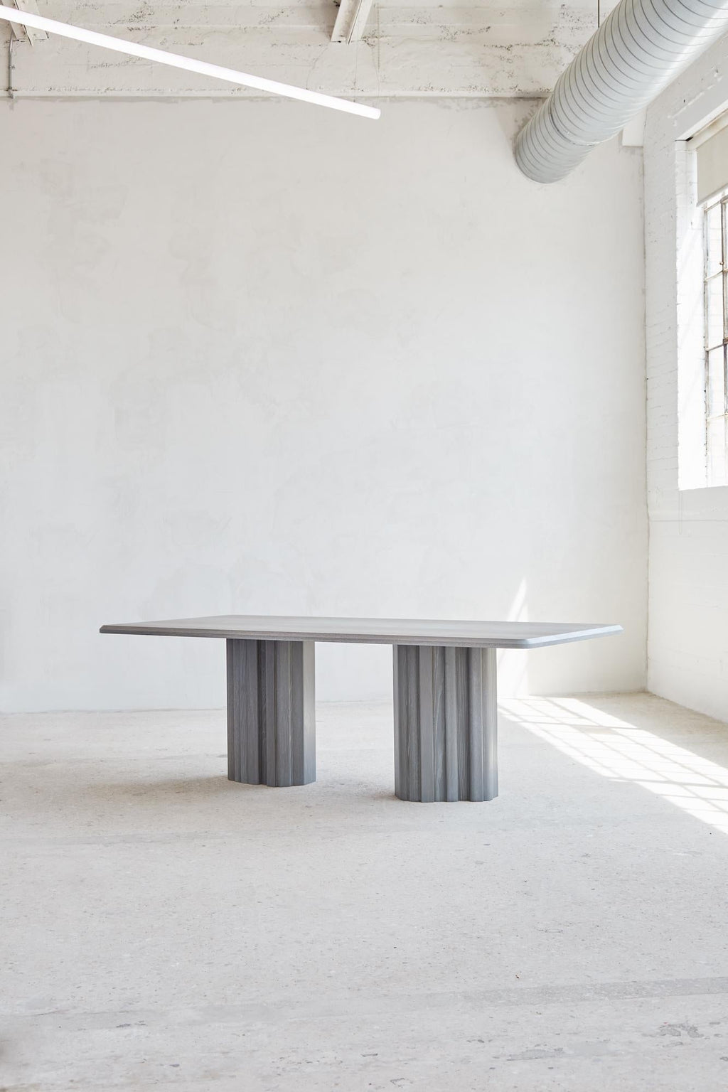 https://a.1stdibscdn.com/handcrafted-greige-oak-geomorph-dining-table-96l-mary-ratcliffe-studio-for-sale-picture-4/f_77712/f_349213621687559579251/MARY_RATCLIFFE_MAY_8TH_20230169_Web_master.jpg