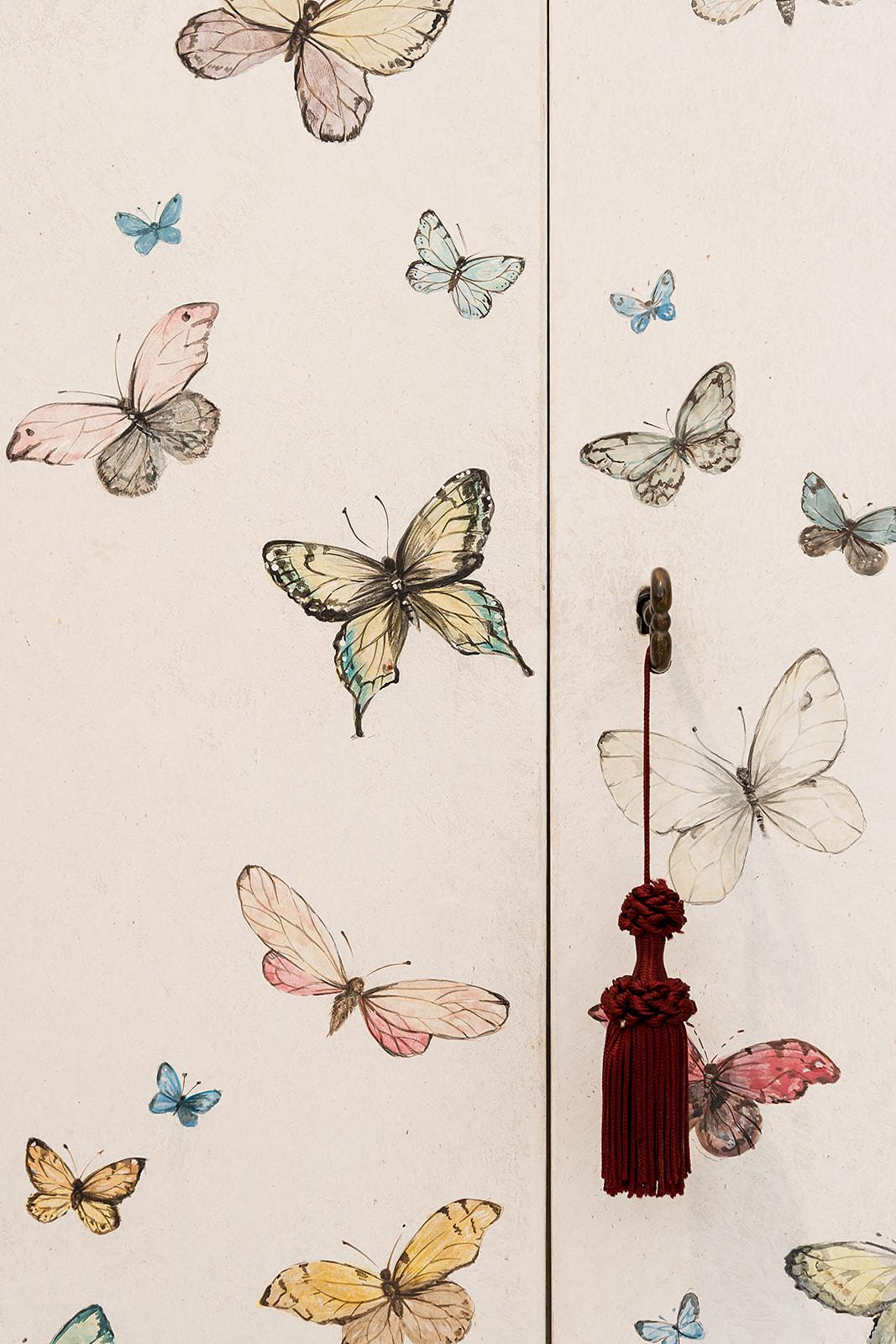 https://a.1stdibscdn.com/18th-century-hand-painted-venetian-style-barberini-cabinet-with-butterflies-for-sale-picture-7/f_57702/f_477327321764248106866/MAU09391_master.jpg