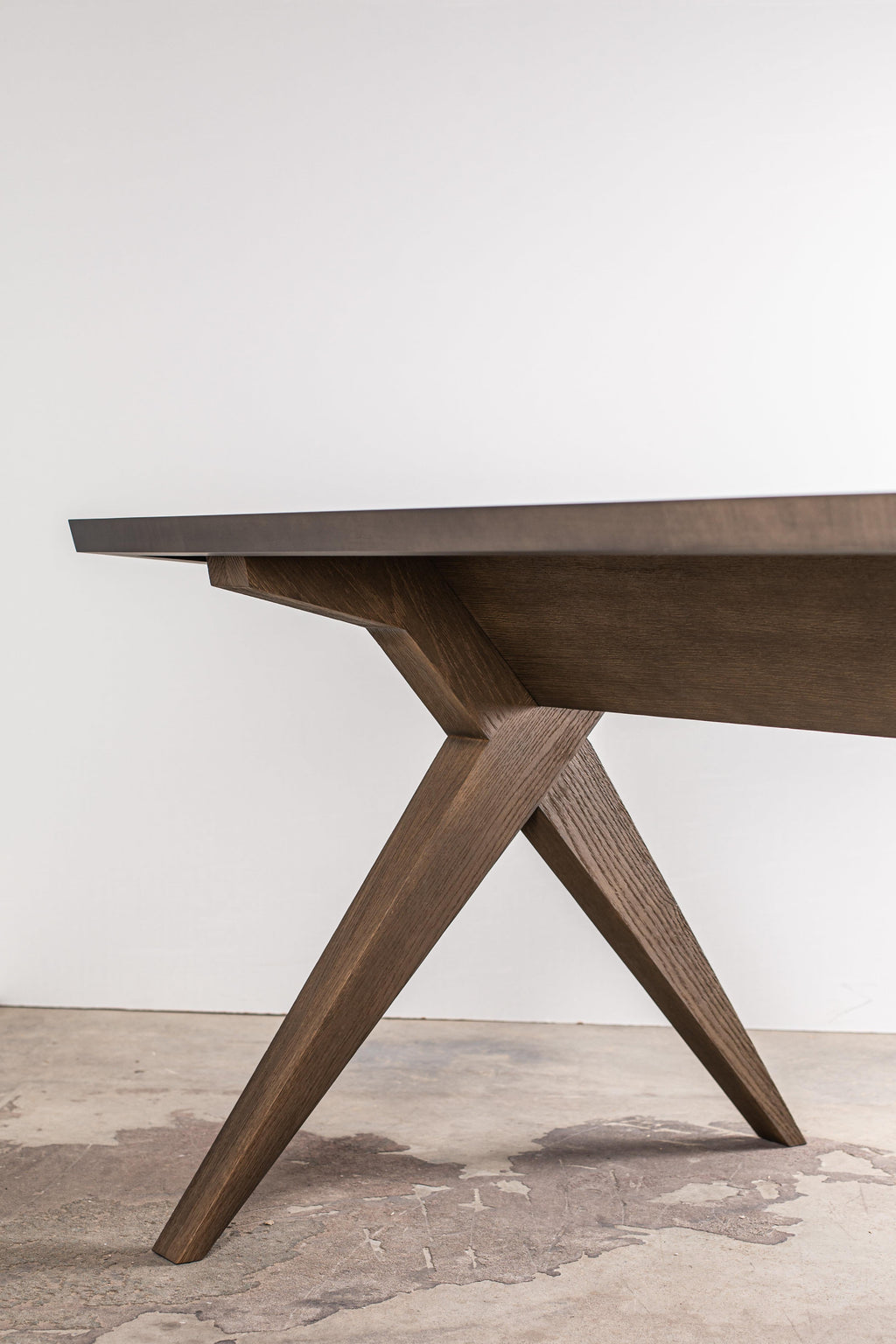 https://a.1stdibscdn.com/maxime-old-apparat-dining-table-in-satine-sycamore-and-brushed-oak-for-sale-picture-6/f_52202/f_191740121647704032292/MAXIME_OLD_Table_d_apparat_D_tail_2_master.jpg