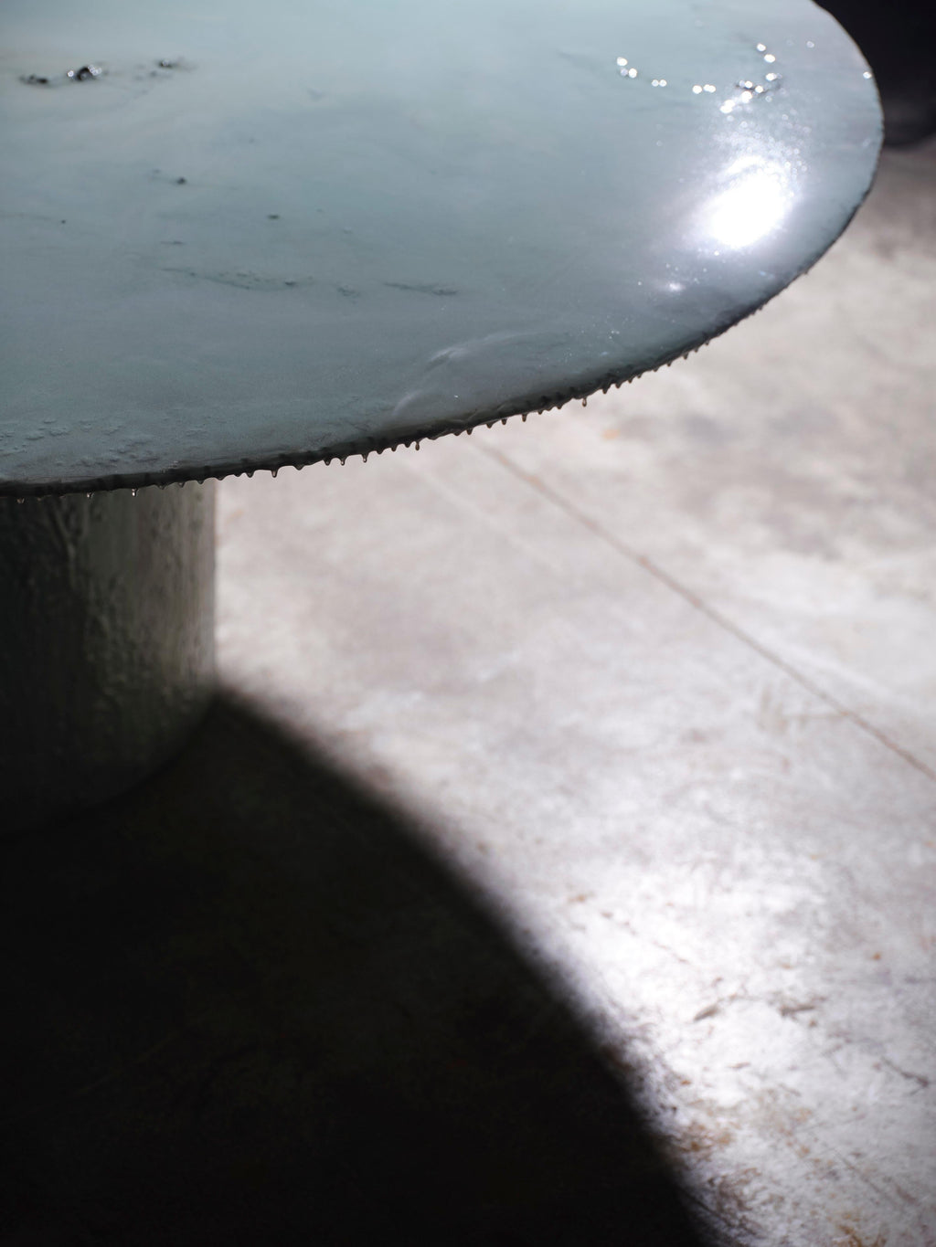 https://a.1stdibscdn.com/contemporary-one-of-a-kind-pacific-mist-table-for-sale-picture-3/f_70152/f_457177421751541081334/MA_HIGO_Bellerose0695_copy_master.jpeg