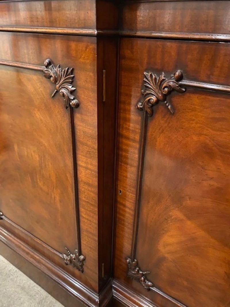 https://a.1stdibscdn.com/important-mahogany-breakfront-bookcase-in-the-manner-of-thomas-chippendale-for-sale-picture-2/f_70552/f_31008042/MB_500_1666718472480_master.jpg