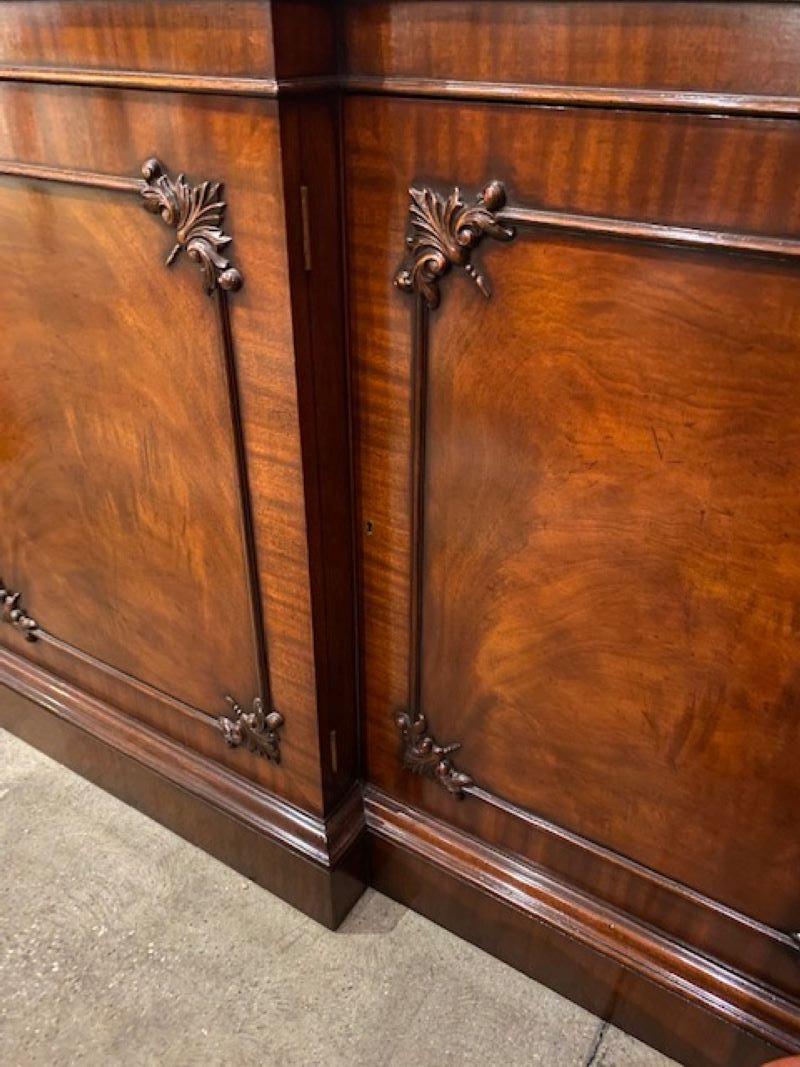 https://a.1stdibscdn.com/important-mahogany-breakfront-bookcase-in-the-manner-of-thomas-chippendale-for-sale-picture-4/f_70552/f_31008042/MB_500_CARVING_1666718486630_master.jpg