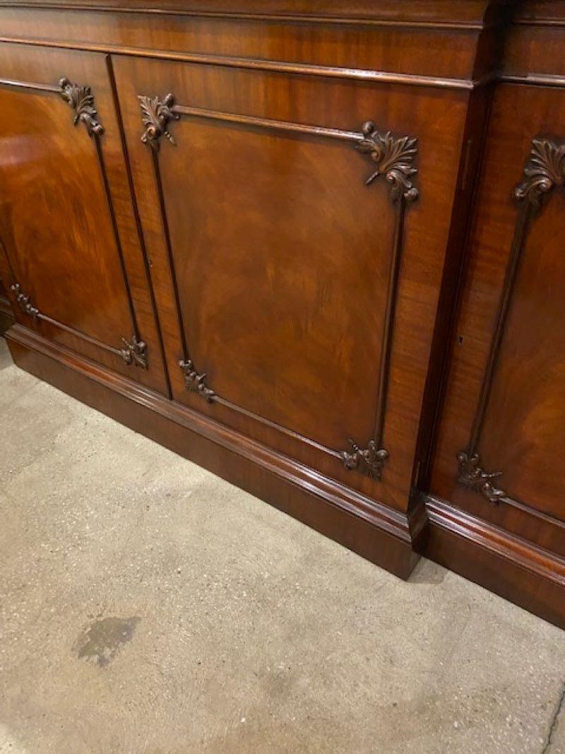 https://a.1stdibscdn.com/important-mahogany-breakfront-bookcase-in-the-manner-of-thomas-chippendale-for-sale-picture-5/f_70552/f_31008042/MB_500_CARVING_1666718493407_master.jpg