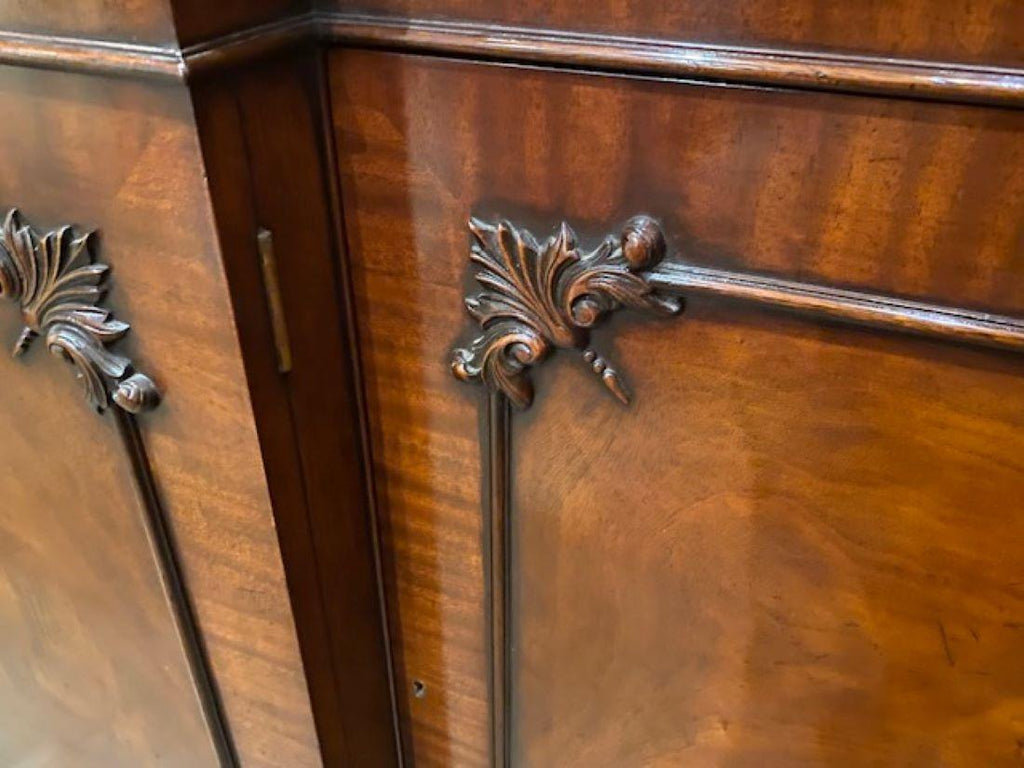 https://a.1stdibscdn.com/important-mahogany-breakfront-bookcase-in-the-manner-of-thomas-chippendale-for-sale-picture-3/f_70552/f_310080421666718459628/MB_500_CARVING_2_master.jpg