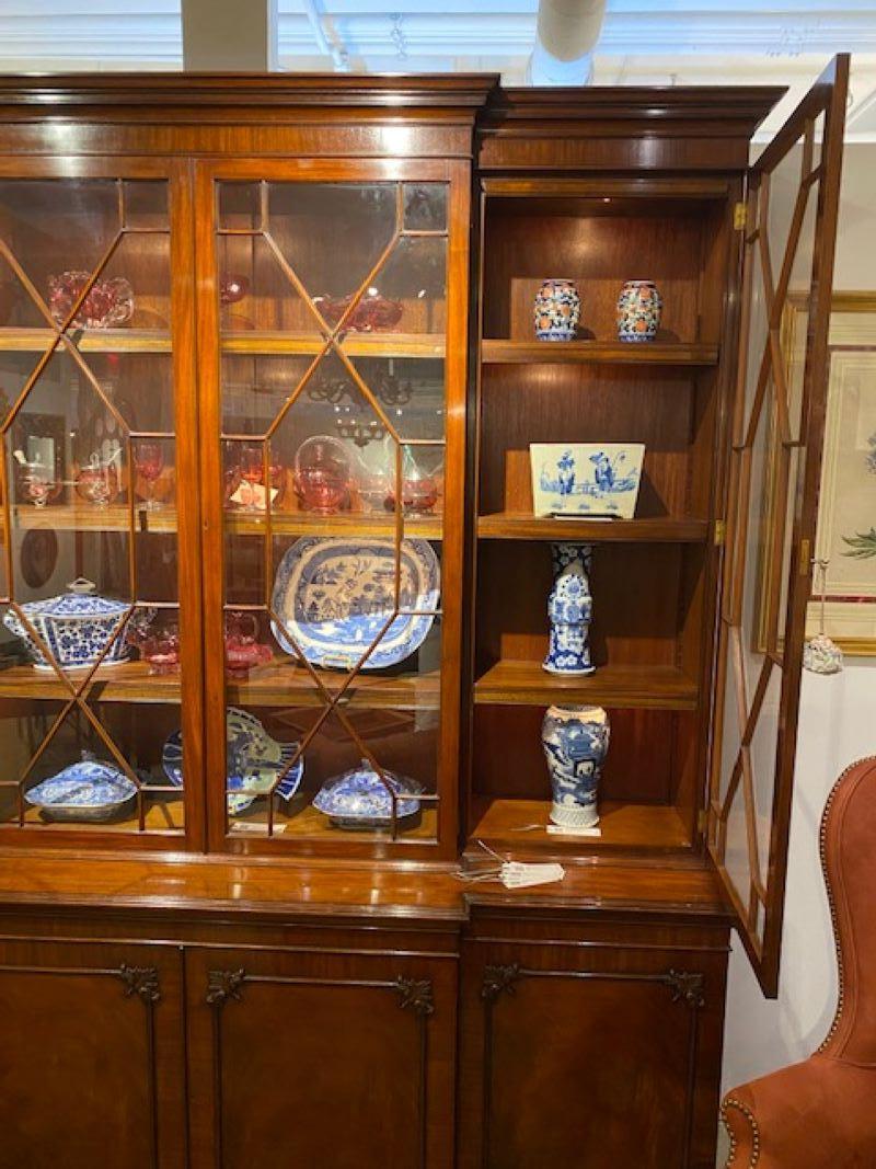 https://a.1stdibscdn.com/important-mahogany-breakfront-bookcase-in-the-manner-of-thomas-chippendale-for-sale-picture-6/f_70552/f_31008042/MB_500_LIGHTING_1666718497822_master.jpg