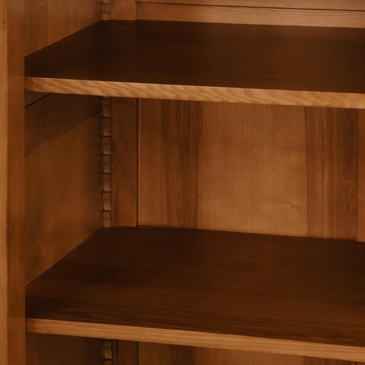 https://a.1stdibscdn.com/french-2-sliding-door-armoire-in-solid-cherry-classical-directoire-style-for-sale-picture-6/f_57342/f_311760521667731896031/MEL_4101MDRO_Armoire_2_portes_coulissantes_ling_re_merisier_D_cannelures_rouges_d_tail_tag_res_master.jpeg