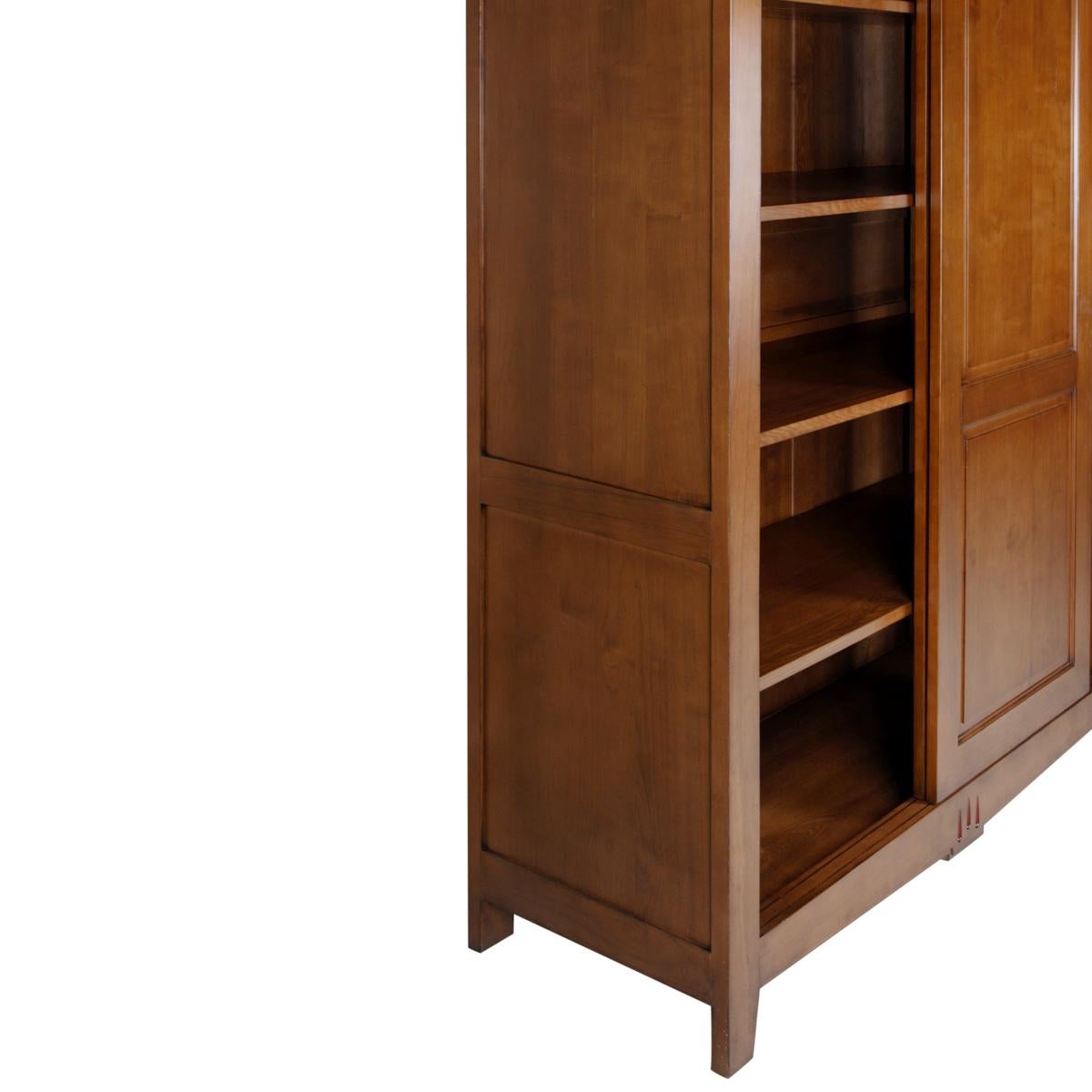 https://a.1stdibscdn.com/french-2-sliding-door-armoire-in-solid-cherry-classical-directoire-style-for-sale-picture-13/f_57342/f_311760521667731896079/MEL_4101MDRO_Armoire_2_portes_coulissantes_ling_re_merisier_D_cannelures_rouges_porte_ouverte_biais_master.jpeg