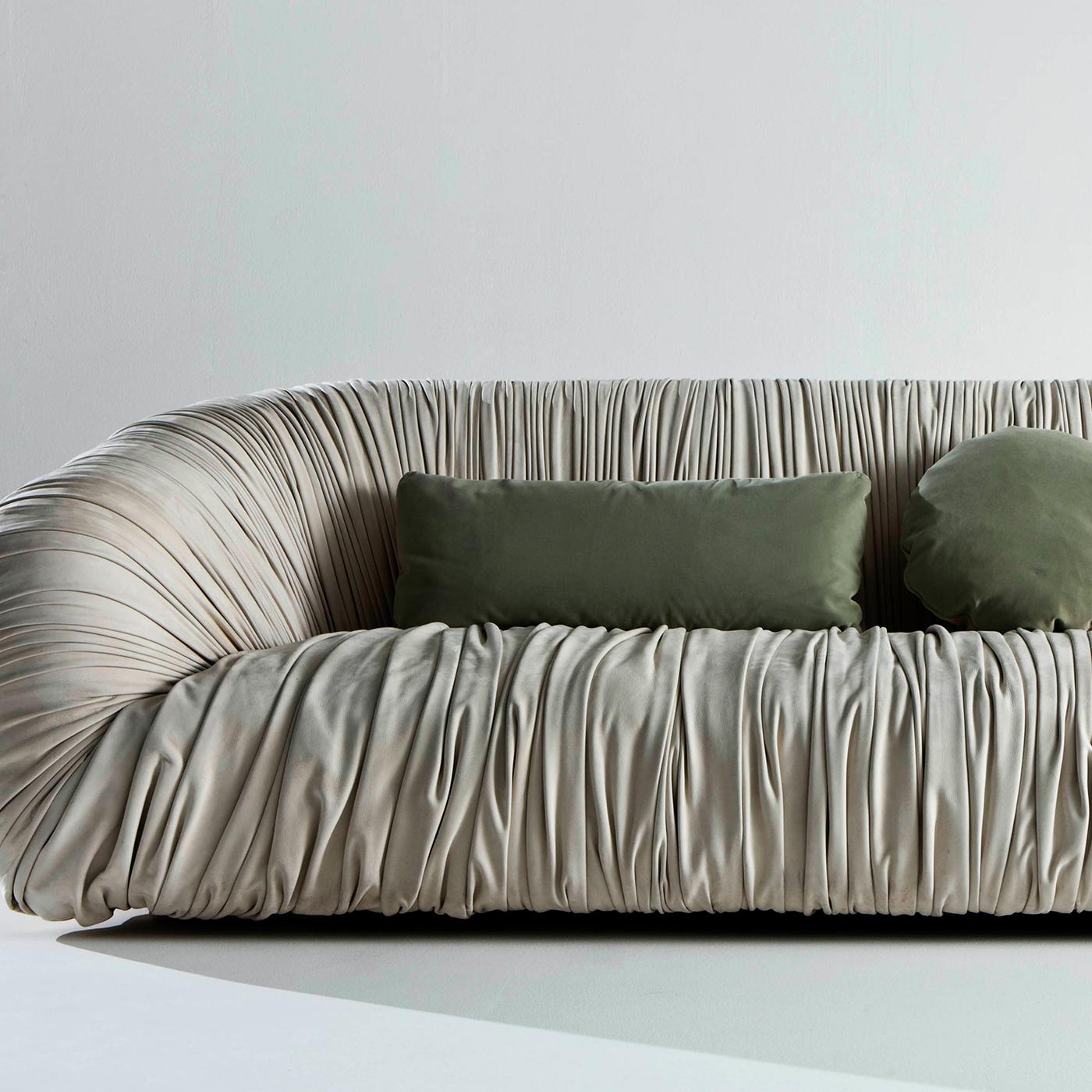 https://a.1stdibscdn.com/drape-sofa-for-sale-picture-5/f_17062/f_183432021584454289090/MEROCO_066_A20190129_9778_71luuq_master.jpg
