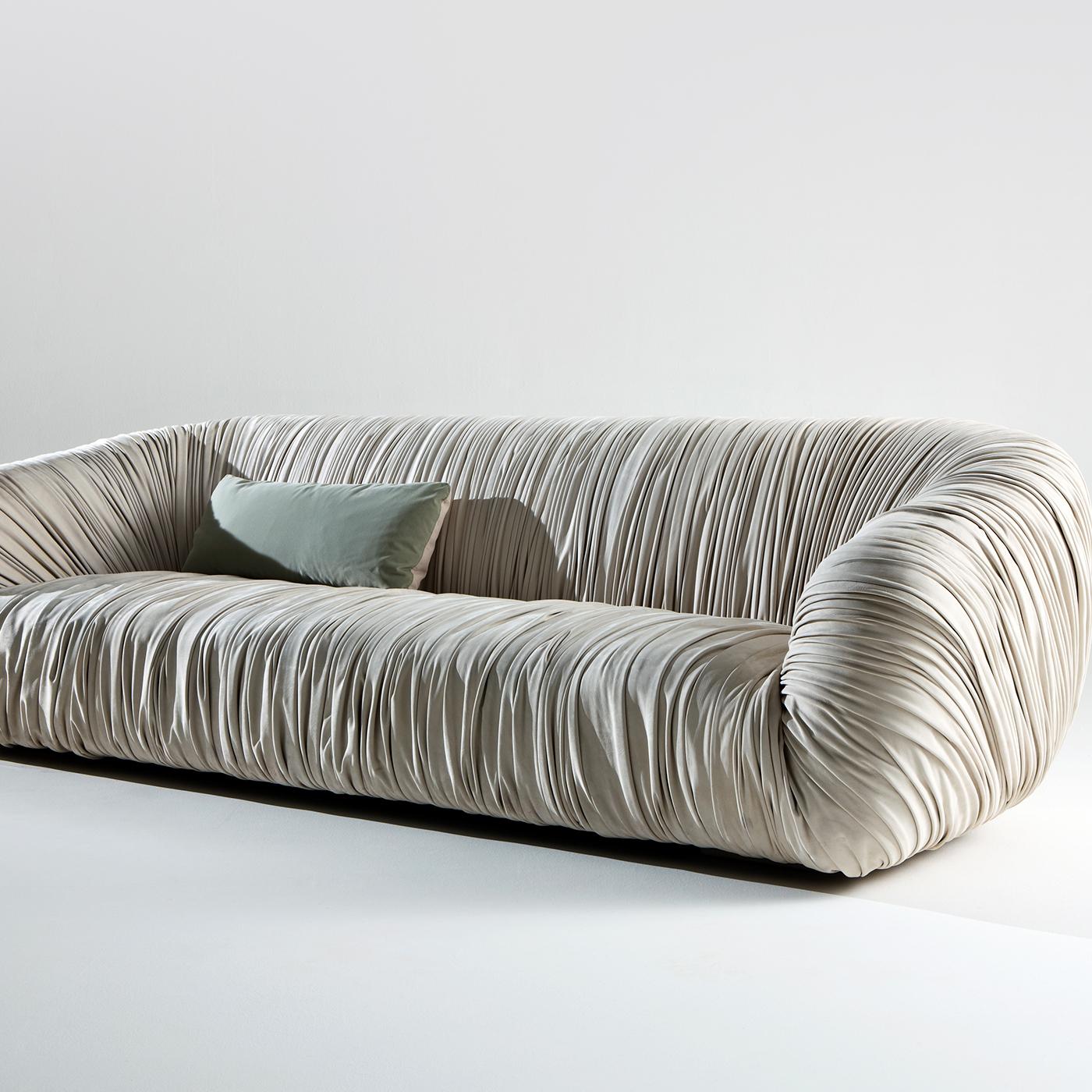 https://a.1stdibscdn.com/drape-sofa-for-sale-picture-2/f_17062/f_183432021584454286388/MEROCO_066_C20190129_9778_1iyq9d0_master.jpg