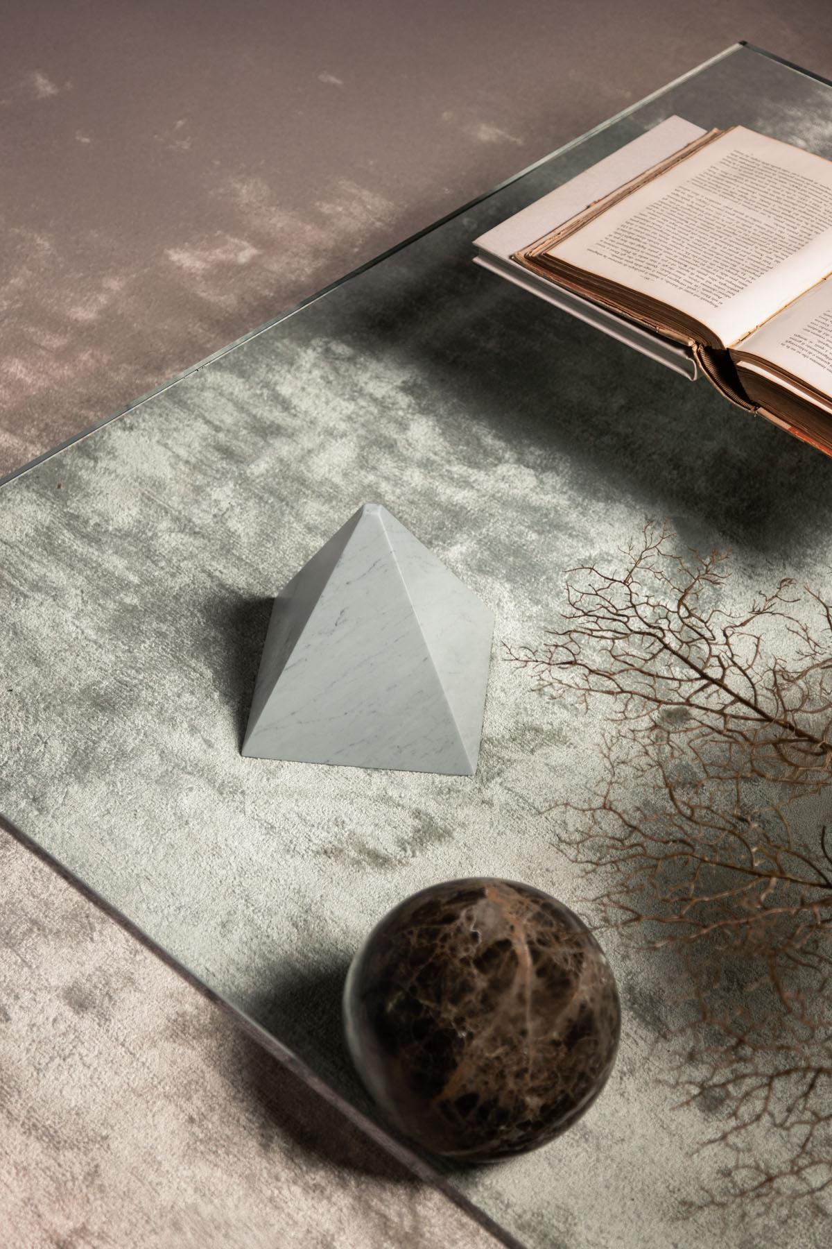 https://a.1stdibscdn.com/metafora-square-coffee-table-in-marble-and-glass-by-vignelli-for-martinelli-luce-for-sale-picture-12/f_105752/f_494193821774722991880/METAFORA_Paolo_Dovichi_x_MARTINELLI_LUCE_TIFF_Diego_Laurino_LOCATION_INTERNI_NOW_6_web_master.jpg