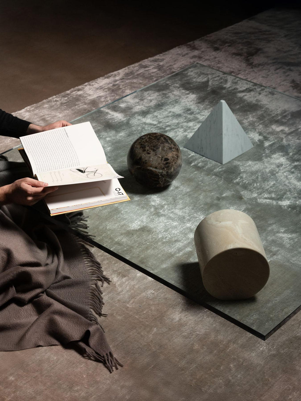 https://a.1stdibscdn.com/metafora-square-coffee-table-in-marble-and-glass-by-vignelli-for-martinelli-luce-for-sale-picture-13/f_105752/f_494193821774722991883/METAFORA_Paolo_Dovichi_x_MARTINELLI_LUCE_TIFF_Diego_Laurino_LOCATION_INTERNI_NOW_8_web_master.jpg