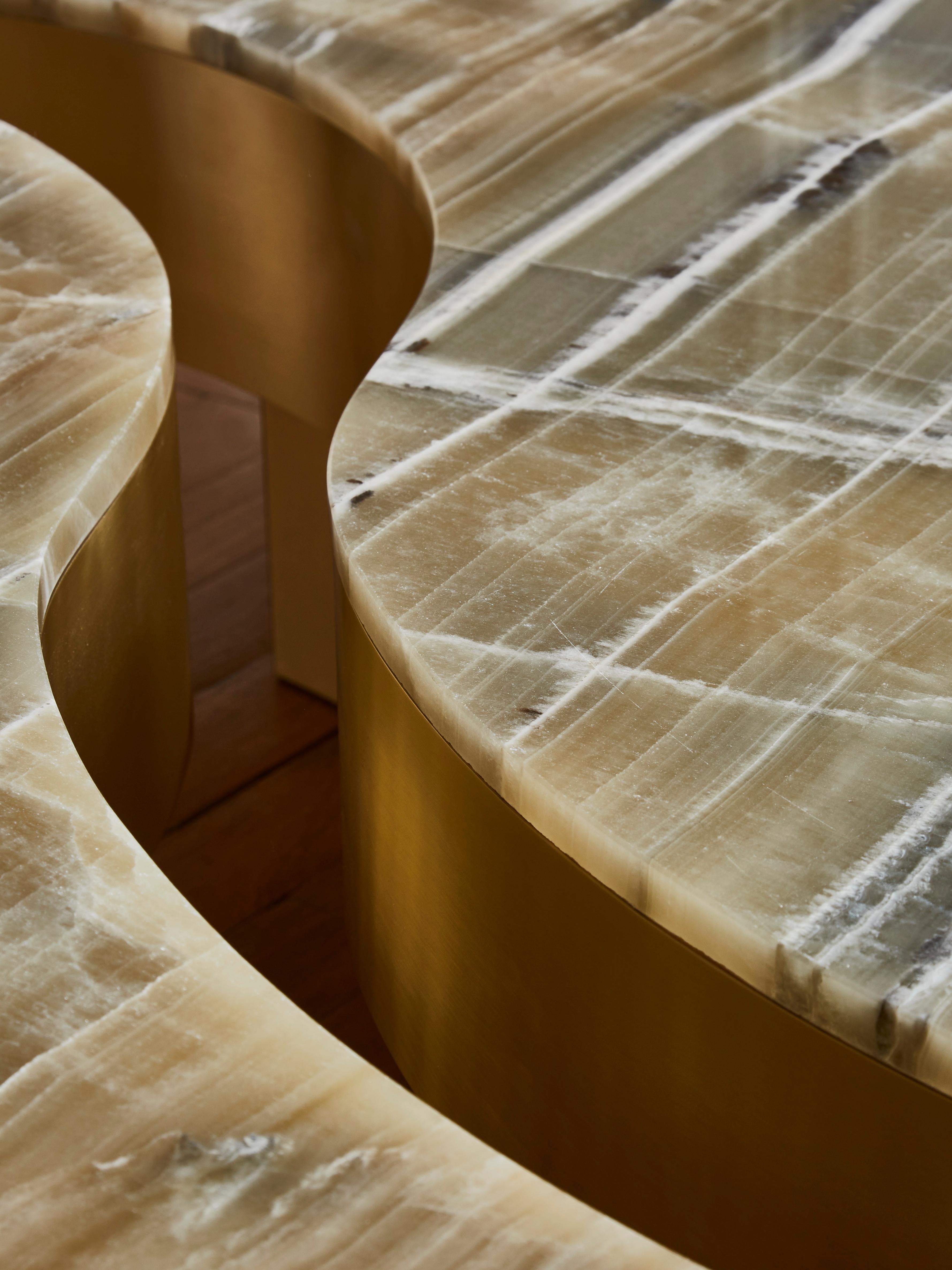 https://a.1stdibscdn.com/wave-coffee-table-by-studio-glustin-for-sale-picture-4/f_9680/f_322515321673874883823/MF01_M007_HTS023_002_166_master.jpg