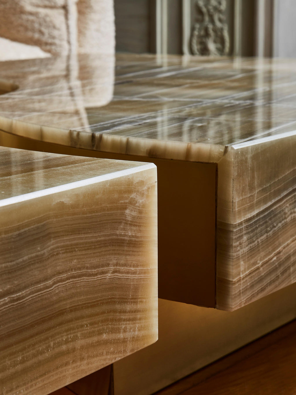https://a.1stdibscdn.com/wave-coffee-table-by-studio-glustin-for-sale-picture-5/f_9680/f_322515321673874883647/MF01_M007_HTS023_002_169_master.jpg