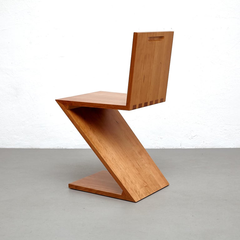 https://a.1stdibscdn.com/gerrit-thomas-rietveld-zig-zag-chair-by-cassina-for-sale-picture-4/f_14272/f_343535321684487657638/_MG_2333_master.jpg?width=768