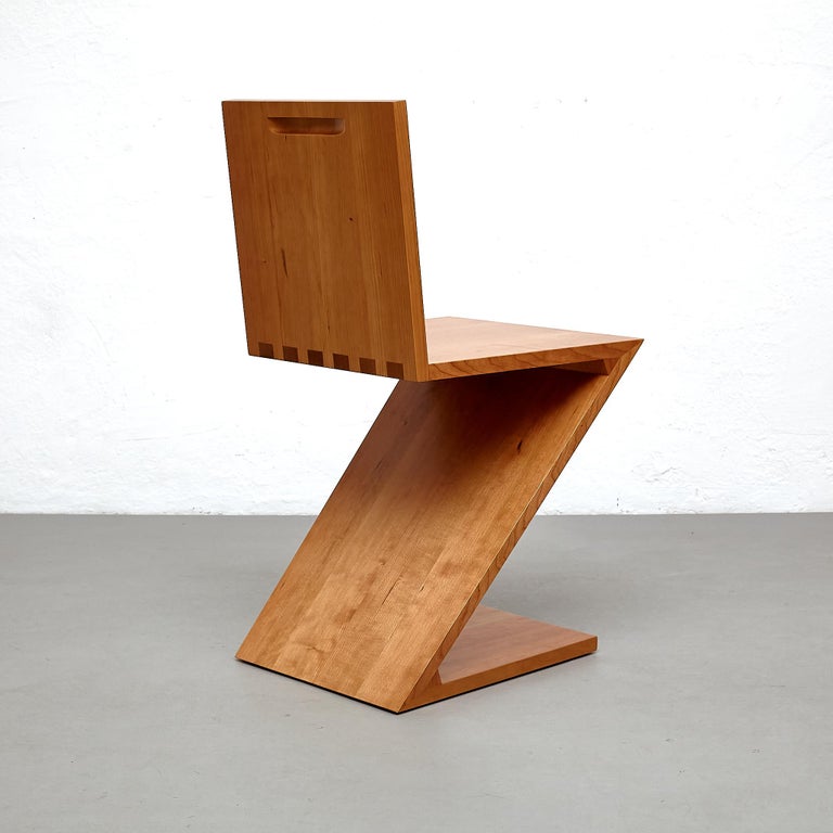 https://a.1stdibscdn.com/gerrit-thomas-rietveld-zig-zag-chair-by-cassina-for-sale-picture-5/f_14272/f_343535321684487657702/_MG_2335_master.jpg?width=768