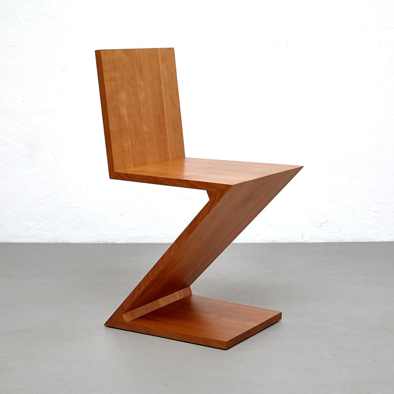 https://a.1stdibscdn.com/gerrit-thomas-rietveld-zig-zag-chair-by-cassina-for-sale-picture-7/f_14272/f_343535321684487657710/_MG_2337_master.jpg?width=768