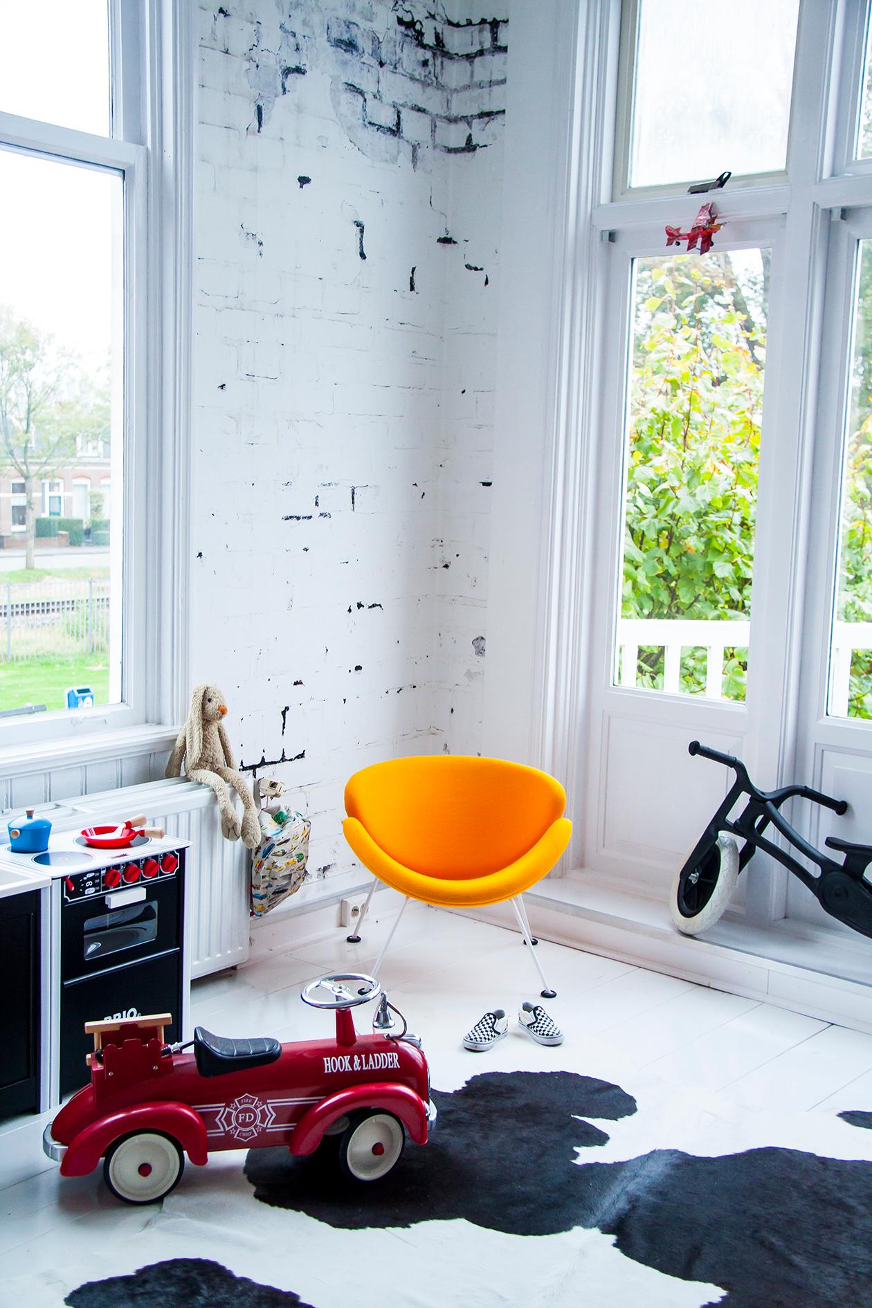 https://a.1stdibscdn.com/customizable-artifort-orange-slice-junior-chair-by-pierre-paulin-for-sale-picture-8/f_44642/f_142627011671553006450/_MG_2545_BW_Klein_master.jpg
