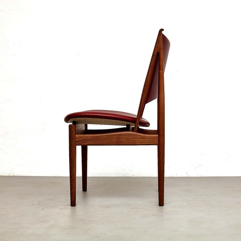 https://a.1stdibscdn.com/set-of-10-finn-juhl-egyptian-chair-in-walnut-wood-and-dark-red-leather-for-sale-picture-18/f_14272/f_469773821760011923500/_MG_2776_master_master.jpg?width=768