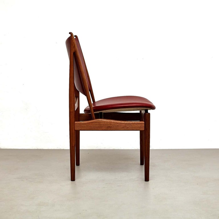 https://a.1stdibscdn.com/set-of-10-finn-juhl-egyptian-chair-in-walnut-wood-and-dark-red-leather-for-sale-picture-14/f_14272/f_469773821760011923412/_MG_2780_master_master.jpg?width=768