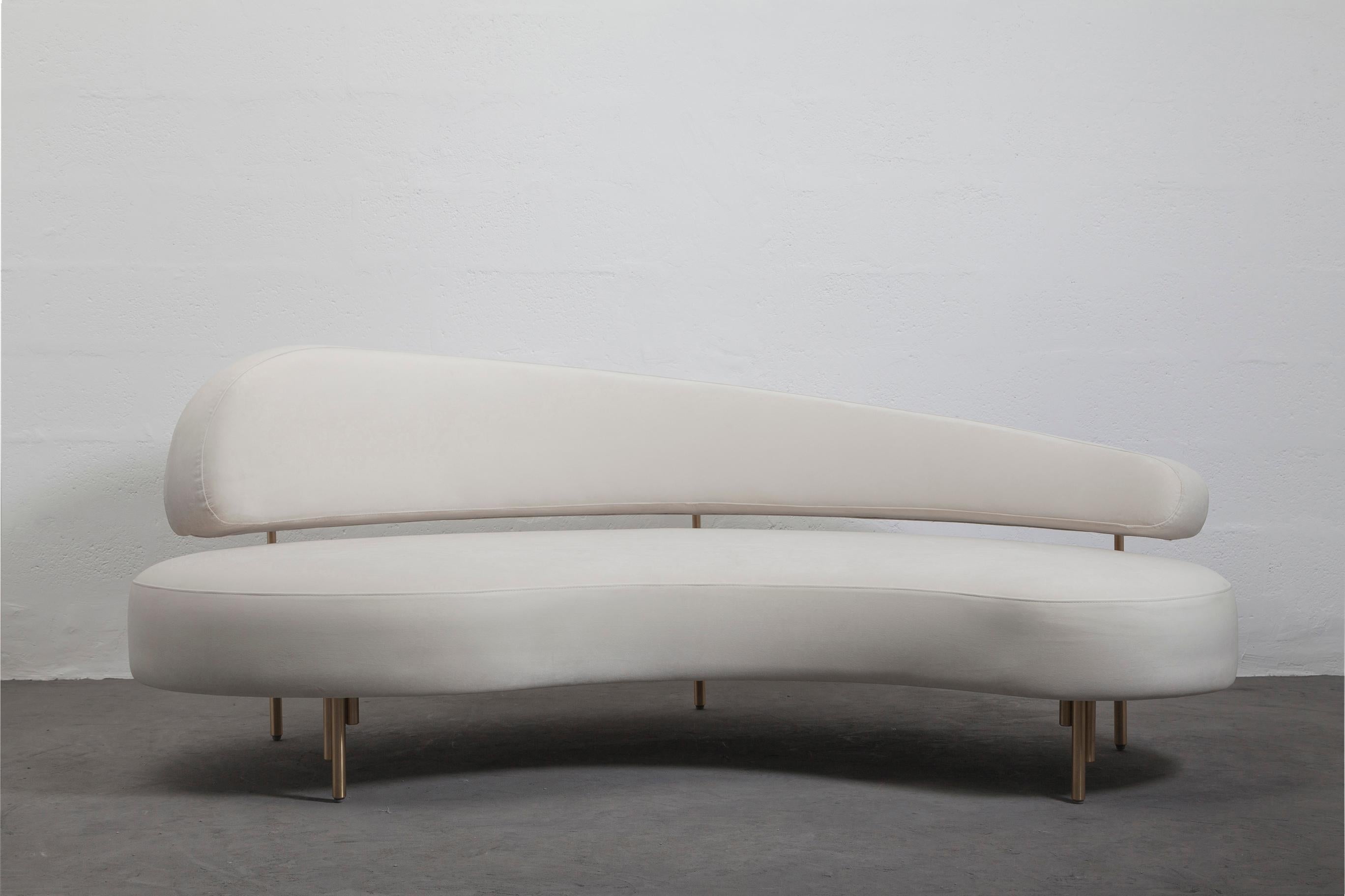 https://a.1stdibscdn.com/asu01-velvet-upholstered-3-seater-sofa-in-ivory-with-bronze-legs-by-andean-for-sale-picture-2/f_87092/f_359131121693276766080/_MG_8275_master.jpg