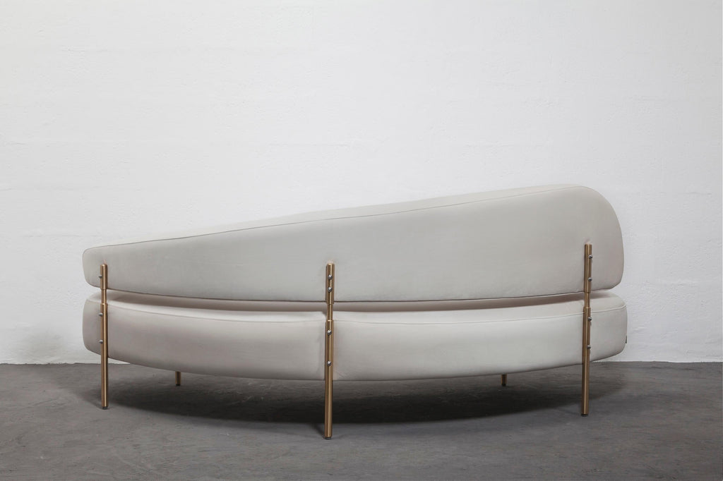 https://a.1stdibscdn.com/asu01-velvet-upholstered-3-seater-sofa-in-ivory-with-bronze-legs-by-andean-for-sale-picture-3/f_87092/f_359131121693276766107/_MG_8287_master.jpg