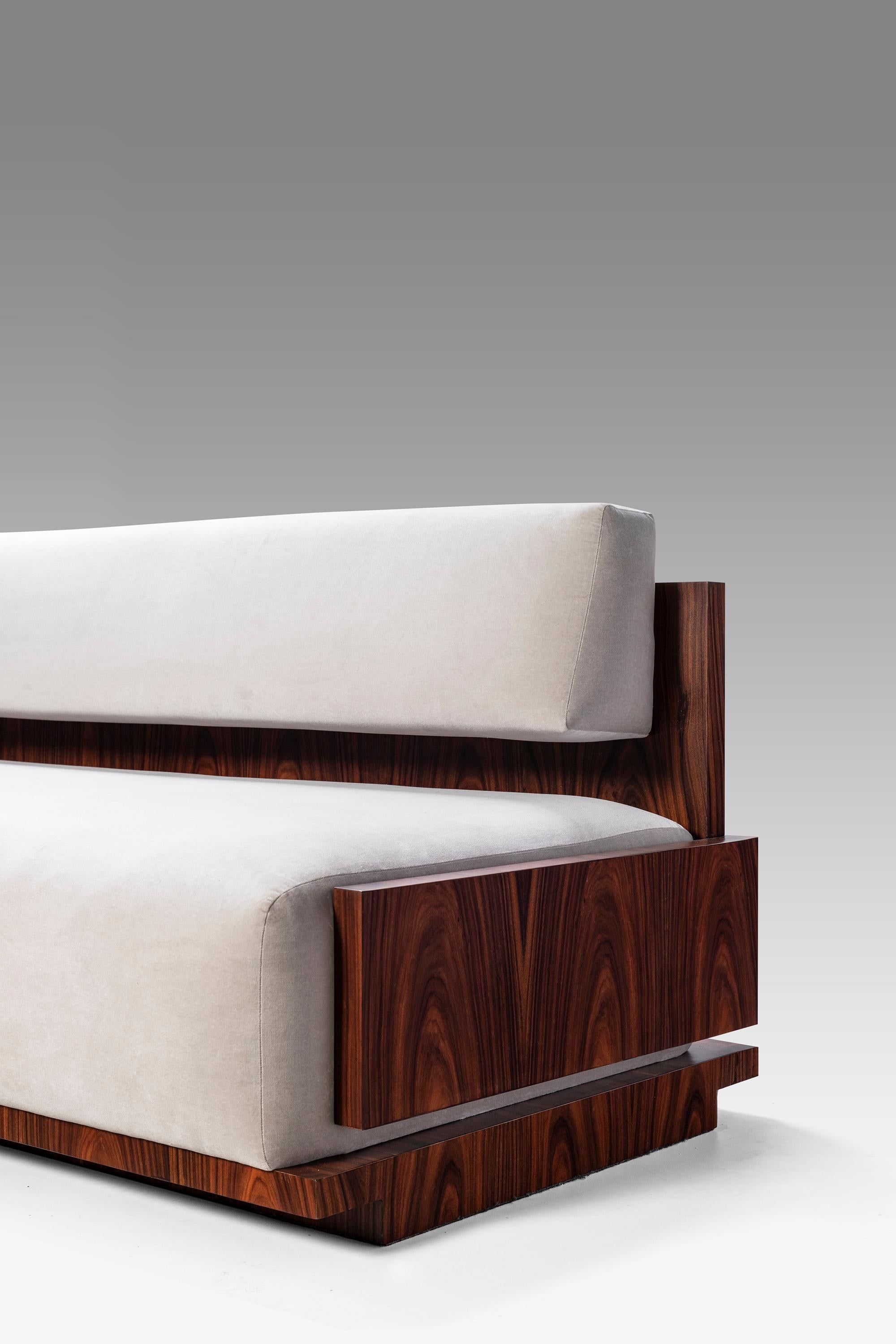 https://a.1stdibscdn.com/square-sofa-by-juliana-lima-vasconcellos-with-side-tables-for-sale-picture-4/f_39861/f_185239321585603175398/_MG_8964_Edit2_master.jpg
