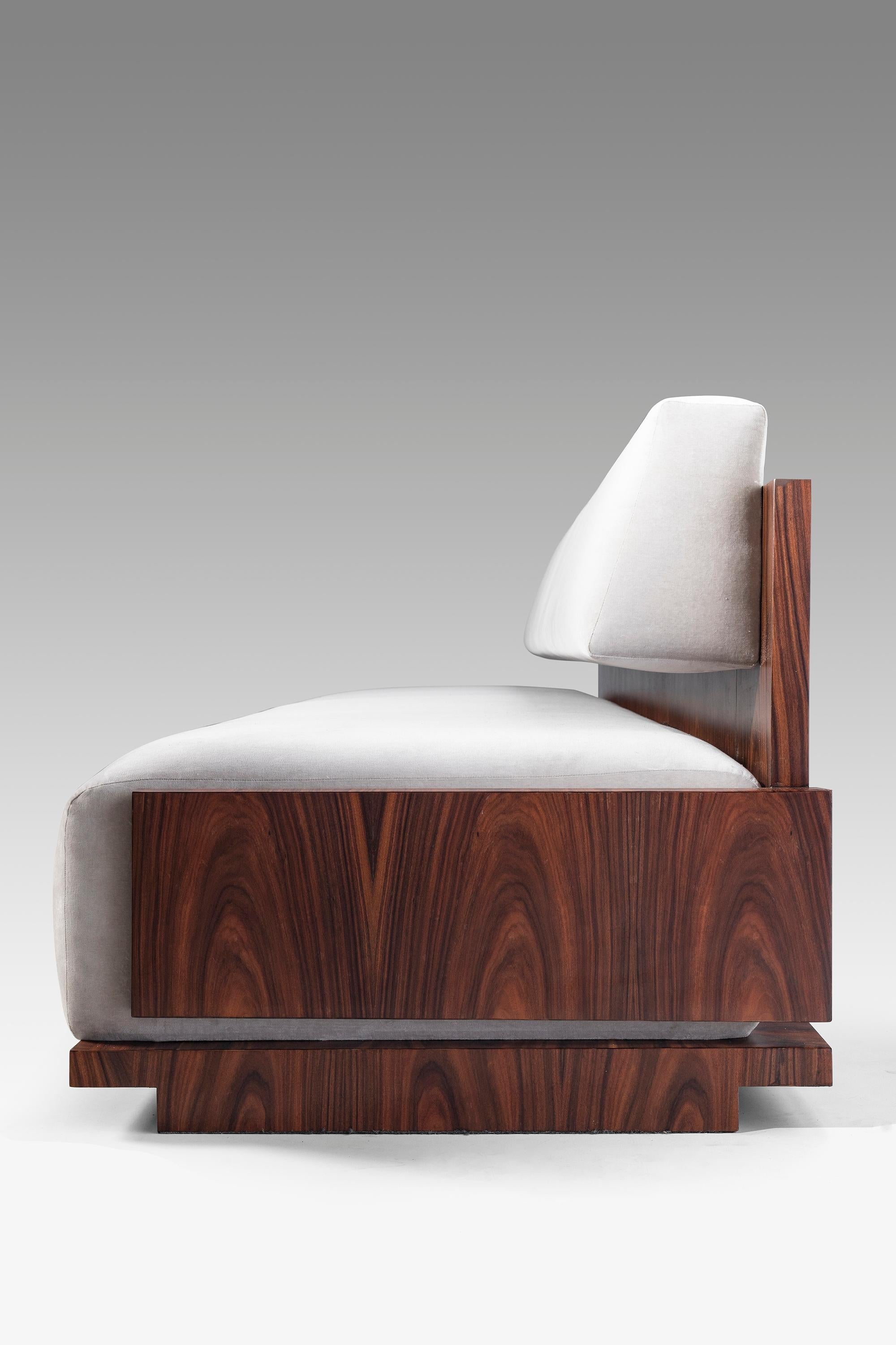 https://a.1stdibscdn.com/square-sofa-by-juliana-lima-vasconcellos-with-side-tables-for-sale-picture-5/f_39861/f_185239321585603187282/_MG_8971_Edit2_master.jpg