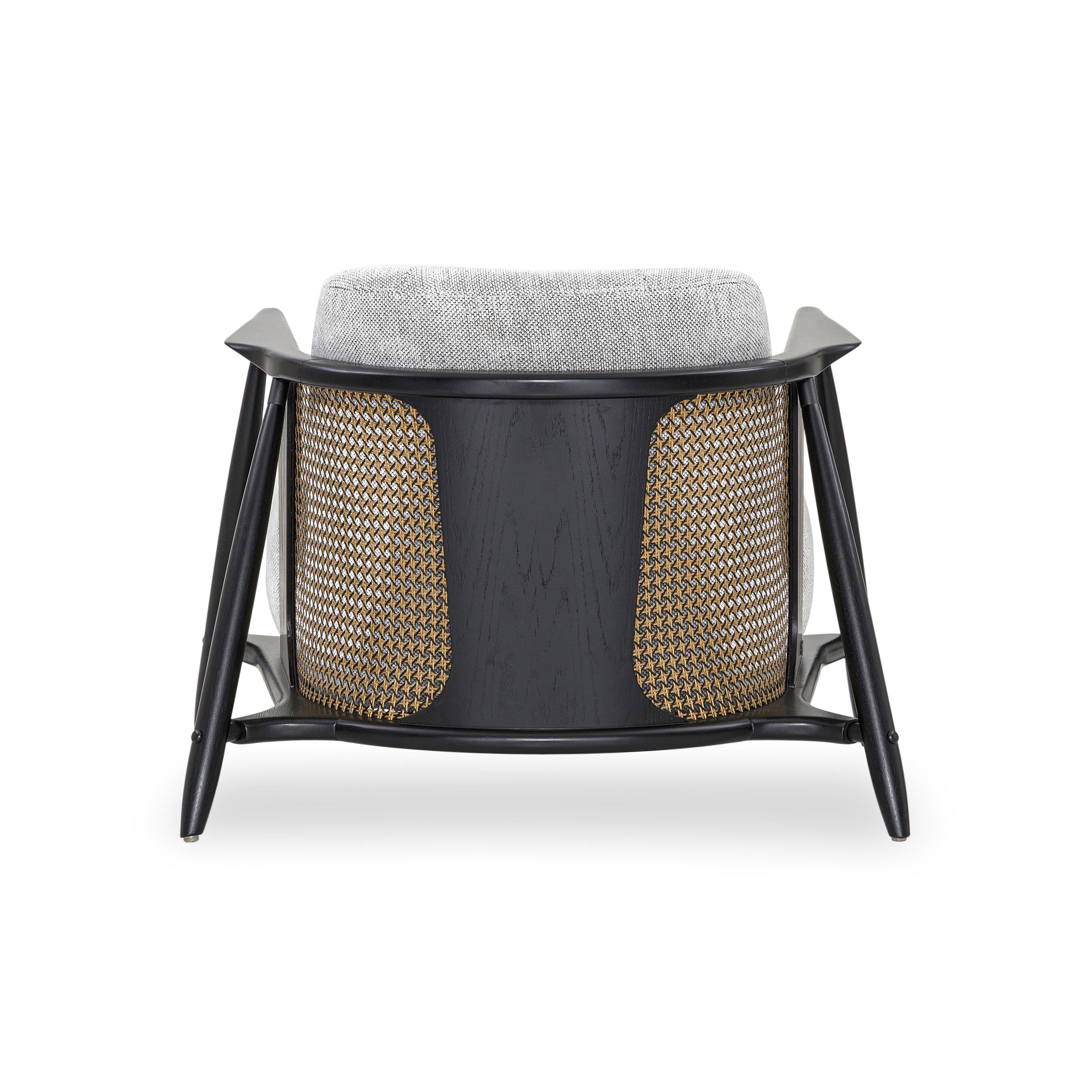 https://a.1stdibscdn.com/laguna-occasional-chair-in-grating-upholstered-and-black-wood-frame-for-sale-picture-3/f_52822/f_301891121661804056725/MH_9832_POLTRONA_LAGUNA_MESCLADO_077TC119_03_master.jpg