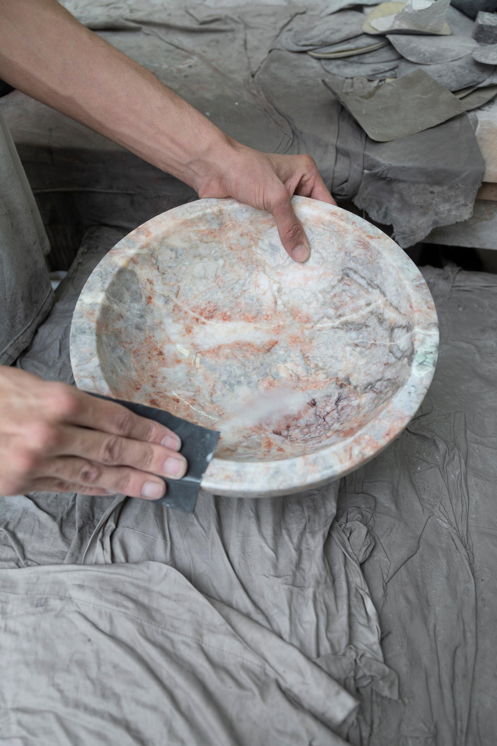 https://a.1stdibscdn.com/fruit-bowl-in-marble-by-karen-chekerdjian-made-in-italy-for-sale-picture-8/f_28003/f_241936021687156874513/MMAIRO_PRODUZ_72DPI_002_master.jpg