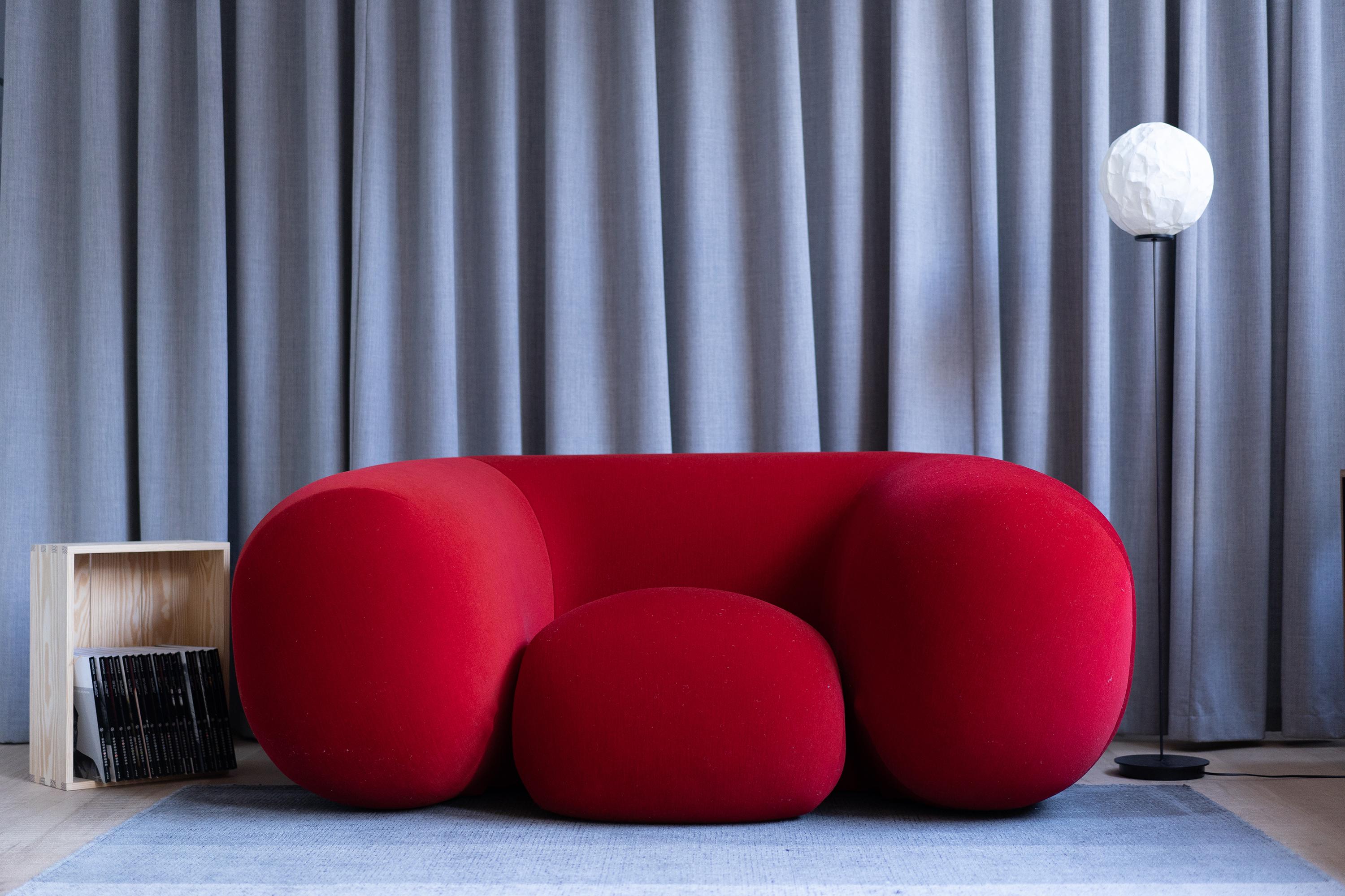 https://a.1stdibscdn.com/established-sons-mollo-armchair-in-red-by-philippe-malouin-for-sale-picture-5/12330573/f_155200411563423290608/MOLLO_Philippe_Malouin_EstablishedandSons_LeviJames_All_Rights_Reserved_72dpi_master.jpg