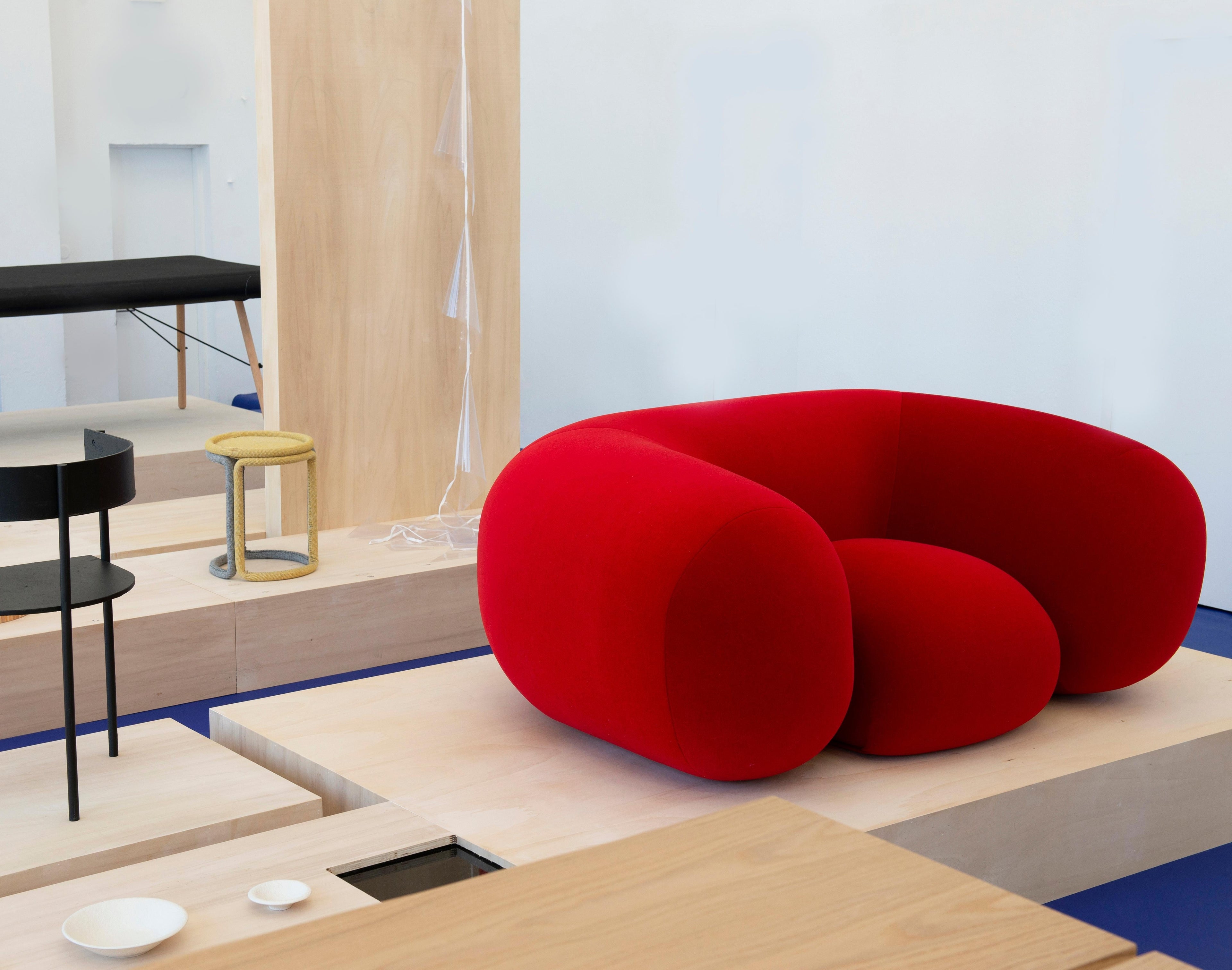https://a.1stdibscdn.com/established-sons-mollo-armchair-in-red-by-philippe-malouin-for-sale-picture-6/12330573/f_155200411563423297427/MOLLO_Philippe_Malouin_EstablishedandSons_VillaNoailles_LothaireHucki_All_Rights_Reserved_02_master.jpg
