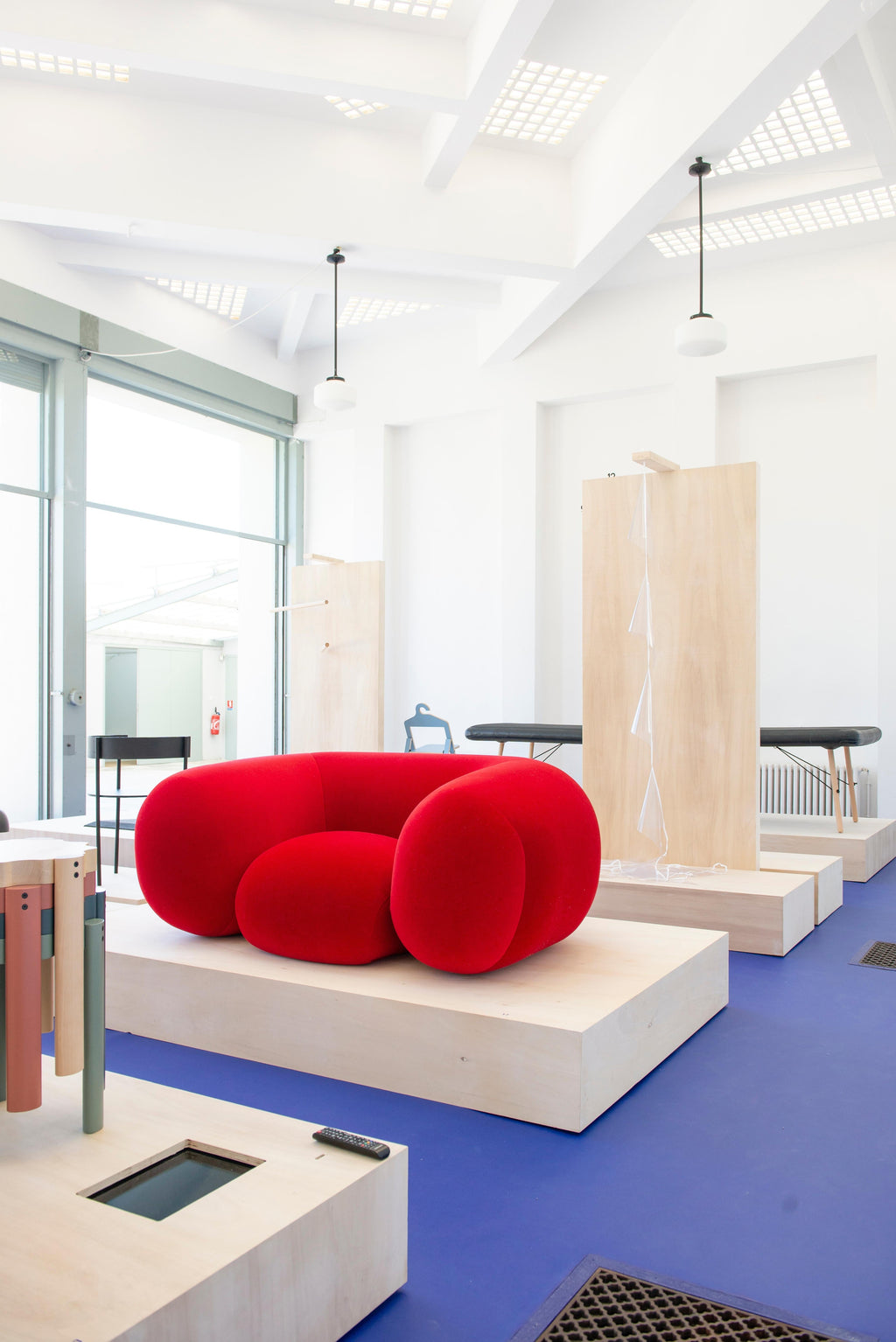 https://a.1stdibscdn.com/established-sons-mollo-armchair-in-red-by-philippe-malouin-for-sale-picture-7/12330573/f_155200411563423305640/MOLLO_Philippe_Malouin_EstablishedandSons_VillaNoailles_LothaireHucki_All_Rights_Reserved_04_master.jpg
