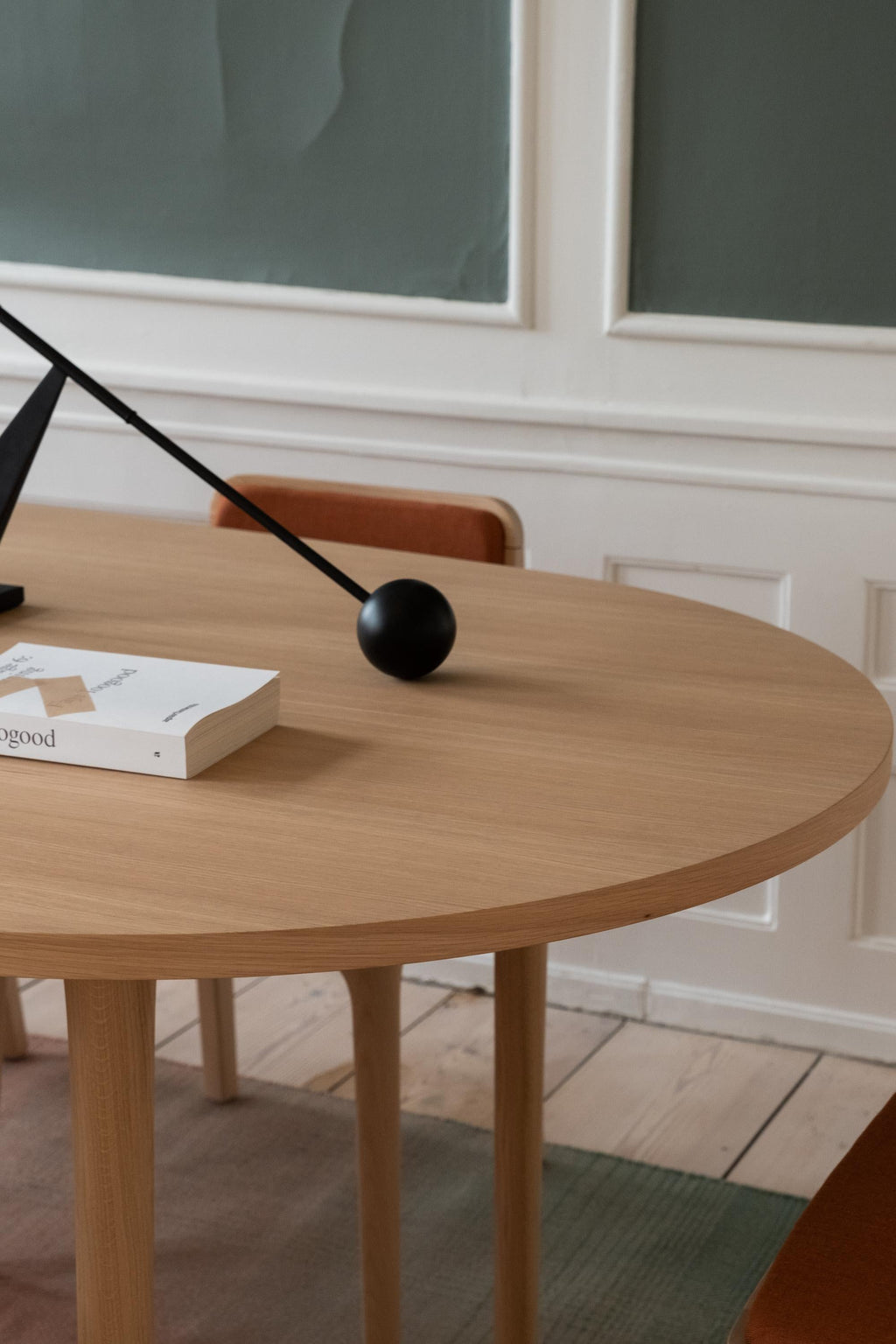 https://a.1stdibscdn.com/cast-minimalist-oval-dining-table-in-oak-wood-for-sale-picture-3/f_60192/f_266400721760521091839/MOR_3dd_011_1__master.jpg