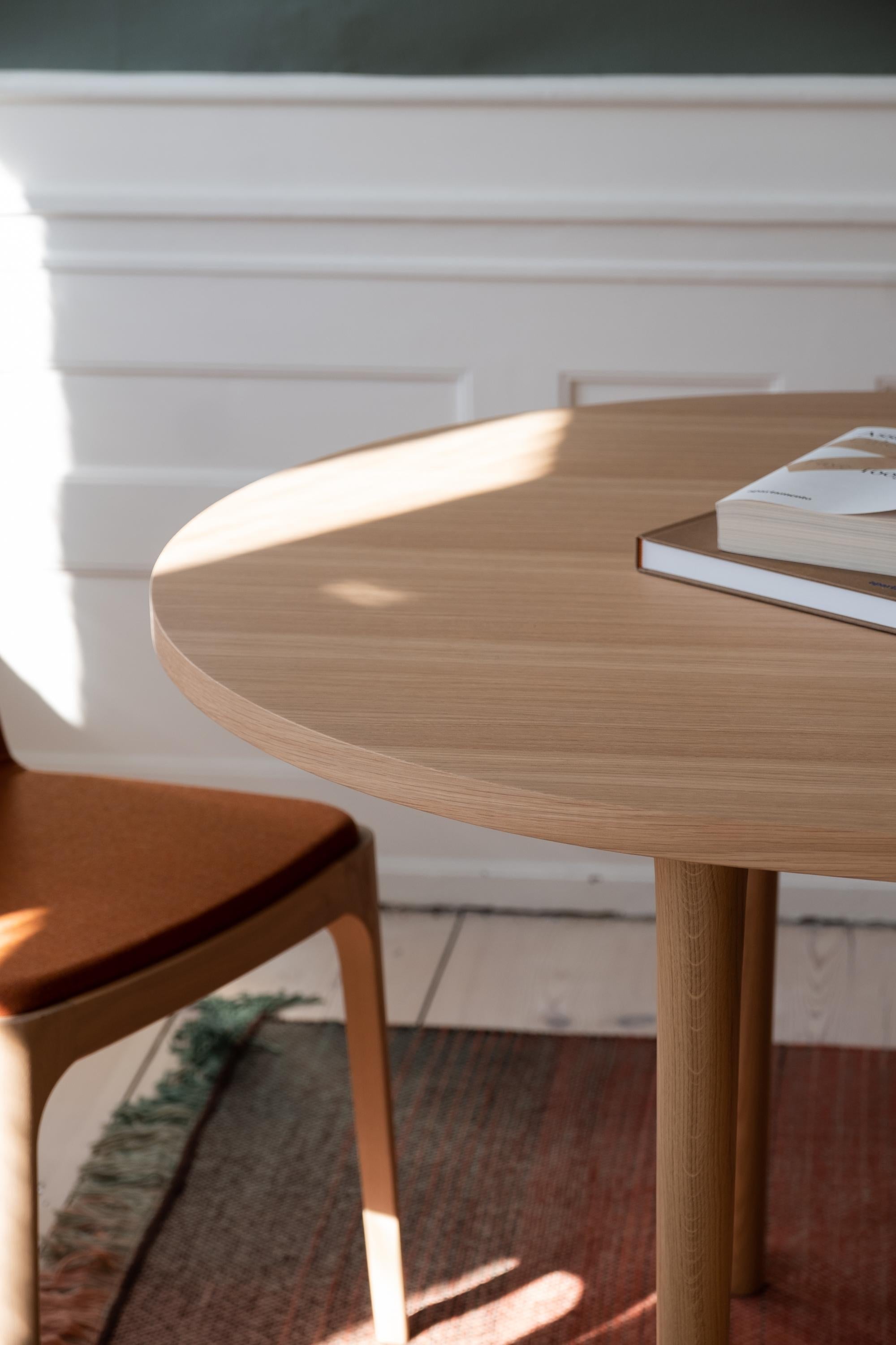 https://a.1stdibscdn.com/cast-table-oval-walnut-minimalist-modern-dinning-table-for-sale-picture-3/f_60192/f_278019221760518780325/MOR_3dd_145_master.jpg