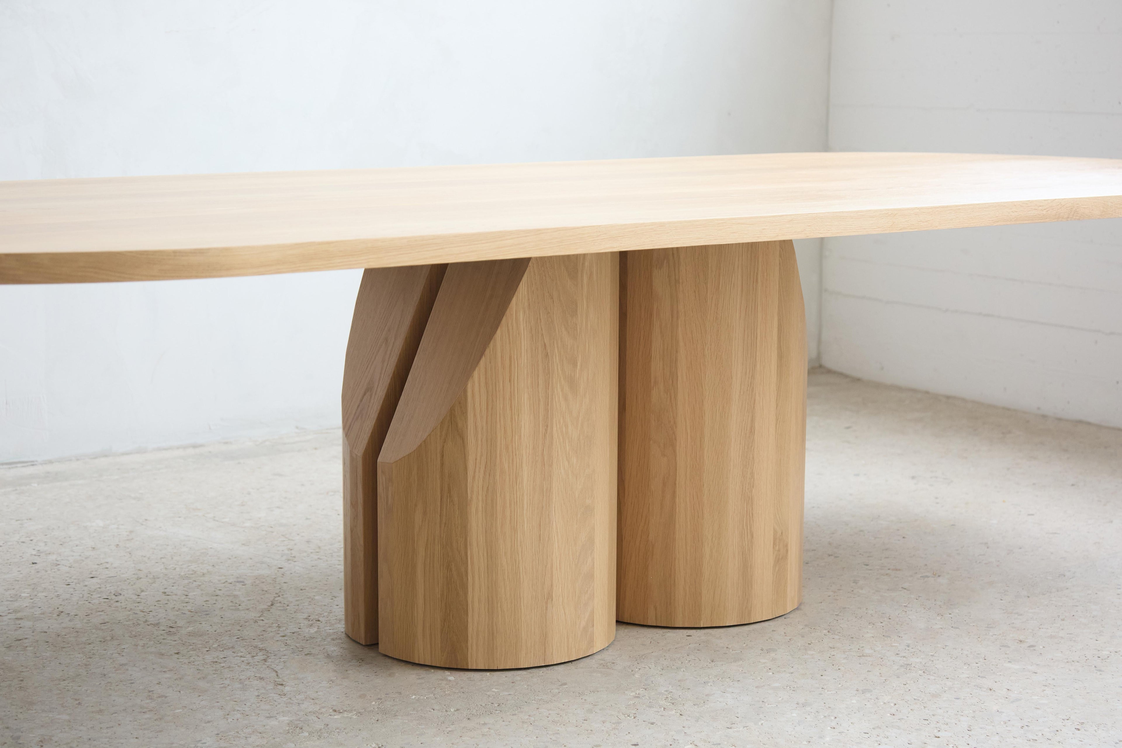 https://a.1stdibscdn.com/handcrafted-solid-white-oak-barrow-dining-table-120l-by-mary-ratcliffe-studio-for-sale-picture-4/f_77712/f_410736721723661240881/MRS_104_master.jpg